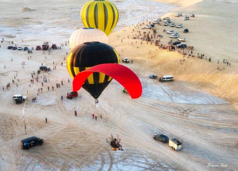 Le Sud tunisien n’est pas seulement une région : c’est une expérience, un souffle, une lumière qui change tout. Des dunes dorées de Douz aux oasis suspendues de Chebika et Tamerza, en passant par les villages troglodytiques de Matmata et les ksour de Tataouine, chaque recoin raconte une histoire millénaire. Chez nous, chaque circuit et excursion au Sud tunisien est imaginé pour ceux qui veulent vivre le Sahara de l’intérieur, à leur rythme, depuis l’adresse de leur choix en Tunisie – que vous soyez à Tunis, Sousse, Djerba ou Tozeur. Découvrir le Sud tunisien : là où le désert devient vivant Le Sud est une terre de contrastes et d’émotions. Entre la blancheur aveuglante du Chott el-Jérid, les reflets dorés des dunes de Douz, et le vert profond des oasis de montagne, le paysage change sans cesse. Ici, le voyage ne se mesure pas en kilomètres, mais en instants suspendus : un coucher de soleil sur l’erg, le thé brûlant partagé avec un nomade, le parfum du sable chaud après la pluie, ou encore les voix lointaines des chameliers à la tombée du jour. Chaque circuit dans le Sud tunisien que nous proposons met en avant la rencontre et l’authenticité : le savoir-faire des artisans, la cuisine locale, la douceur des habitants. Et parce que le vrai luxe, c’est la liberté, nous vous offrons la possibilité de personnaliser votre itinéraire selon vos envies – culture, aventure, détente ou découverte. Découvrez nos itinéraires complets ici : Circuits Désert Tunisie . Nos circuits phares : à chaque voyage son aventure Circuit 2 jours / 1 nuit – Première rencontre avec le désert Une immersion douce et accessible, parfaite pour ceux qui veulent goûter au charme du Sahara. Jour 1 : Départ depuis votre adresse (Tunis, Sfax, Djerba, etc.) en direction de Douz, la porte du désert. Installation au bivouac, balade en dromadaire, coucher de soleil sur les dunes et dîner sous les étoiles. Jour 2 : Réveil au son du vent, petit-déjeuner saharien et départ pour Ksar Ghilane, oasis mythique avec sa source d’eau chaude naturelle. Possibilité de baignade avant le retour. Une escapade idéale pour les couples, les familles ou les voyageurs en quête de dépaysement total. Circuit 3 jours / 2 nuits – Les portes du Sahara et les villages troglodytes Ce circuit combine aventure et culture : dunes, oasis et traditions berbères. Jour 1 : Départ pour Douz, traversée du Chott el-Jérid, arrivée au campement et bivouac dans le désert. Jour 2 : Route vers Ksar Ghilane, bain thermal, visite du fort romain, déjeuner en pleine nature. Puis direction Matmata, célèbre pour ses maisons troglodytiques. Jour 3 : Exploration des villages berbères comme Tamezret ou Toujane, avant le retour à votre point de départ. Un itinéraire qui marie nature et histoire, parfait pour ceux qui veulent en voir beaucoup sans se presser. Circuit 5 jours – Les oasis de montagne et le Sahara profond Pour les voyageurs avides de paysages grandioses et d’émotions fortes. Jour 1 : Découverte de Tozeur, sa médina d’El Hadef et sa palmeraie millénaire. Jour 2 : Départ en 4×4 pour Ong Jmel, site de tournage mythique, et traversée du Chott el-Jérid. Jour 3 : Cap sur Douz, puis nuit en bivouac au cœur du désert. Jour 4 : Exploration des oasis de montagne – Chebika, Tamerza et Mides – entre cascades et falaises ocre. Jour 5 : Retour à Tozeur, détente, visite du musée ou balade à dos d’âne dans la palmeraie. Ce circuit offre une vision complète du Sud tunisien, entre aventure, culture et repos. Circuit 7 à 8 jours – Le grand tour du Sud tunisien L’expérience ultime : une boucle complète entre Tozeur, Douz, Tataouine et Djerba. Au programme : randonnées dans les dunes, visite des ksour fortifiés, nuit troglodytique à Matmata, bain à Ksar Ghilane, rencontres locales et balade à dromadaire dans les ergs infinis. Une immersion totale dans le Sahara tunisien, entre ciel immense et silences d’or. Excursions à la journée : l’essentiel sans contrainte Si vous êtes déjà sur place à Tozeur, Douz ou Djerba, optez pour une excursion d’une journée pour découvrir les incontournables : Les oasis de montagne (Chebika, Tamerza, Mides) : cascades, canyons, sentiers verdoyants. Matmata et Tamezret : immersion dans la culture berbère troglodytique. Ksar Ghilane : détente dans la source chaude, balade en quad ou dromadaire. Ong Jmel et les décors du désert : paysages de cinéma et pistes mythiques. Réservez votre expérience ici : Excursion en Tunisie Et pour plus d’inspirations et de récits authentiques, visitez notre blog des excursions en Tunisie . Randonnée dans le Sahara : liberté et émotions à l’état pur La randonnée saharienne est l’essence même du voyage lent. On avance au rythme du pas, le regard porté loin. Nos randonnées montagne & Sahara permettent de découvrir les reliefs minéraux, les oueds asséchés, les plateaux rocailleux et les dunes douces. Chaque étape est ponctuée de moments simples : un repas au feu de bois, une halte à l’ombre d’un tamaris, une nuit sous un ciel infini. Les itinéraires s’adaptent à tous les niveaux : marche tranquille, trek engagé ou simple balade contemplative. Navette aéroport & départ depuis votre adresse Parce que le confort fait partie du voyage, nous assurons votre transfert depuis l’aéroport ou votre hôtel grâce à notre service de navette aéroport . Peu importe votre point d’arrivée (Tunis, Enfidha, Monastir, Sfax, Djerba ou Tozeur), nos équipes viennent vous chercher à l’heure convenue. Chaque départ est personnalisé : nous ajustons les horaires selon votre vol, votre hébergement et la durée du circuit choisi. Hébergement & gastronomie locale Dormir dans le désert, c’est renouer avec l’essentiel. Nos hébergements vont du bivouac traditionnel sous tente berbère au campement confort équipé, en passant par des maisons d’hôtes de charme et des hôtels sélectionnés pour leur authenticité. À table, la Tunisie dévoile ses saveurs : couscous, tajine, brik croustillante, pain tabouna, dattes fondantes… Des plats simples, préparés avec passion, souvent partagés autour du feu. Les régimes spéciaux (végétariens, sans gluten, etc.) sont bien sûr pris en compte. Sécurité, confort et respect du désert Voyager dans le Sahara, c’est aussi apprendre à le respecter. Nos guides et chauffeurs, expérimentés et passionnés, connaissent chaque piste, chaque nuance du vent. Hydratation, pauses ombragées, premiers secours : tout est prévu pour que votre aventure se déroule en toute sécurité. Nous veillons à limiter notre empreinte : aucun déchet laissé, sites respectés, échanges équitables avec les habitants. Le tourisme responsable est au cœur de nos valeurs. Conseils pratiques pour un voyage réussi À emporter : lunettes de soleil, chèche, crème solaire, lampe frontale, gourde, chaussures fermées, vêtements légers et un pull pour les nuits fraîches. Photographie : privilégiez les premières et dernières heures du jour pour capter la lumière magique du Sahara. Santé : buvez souvent, même sans soif ; évitez les repas trop lourds sous la chaleur. Et surtout : laissez-vous porter. Le désert n’aime pas la précipitation. Réserver votre voyage : simple, rapide et sur mesure Chaque voyage est unique. Il commence par une idée, une envie, une période de l’année. Remplissez votre demande ici : Demander un devis gratuit pour votre circuit . Notre équipe vous proposera un itinéraire personnalisé, ajusté selon votre rythme, vos goûts et votre budget. Découvrez nos inspirations sur : Circuits Désert Tunisie Randonnée Montagne & Sahara Excursion en Tunisie Blog des Excursions Et partagez votre expérience sur TripAdvisor pour inspirer d’autres voyageurs. Un résumé : votre aventure, notre savoir-faire Départ depuis n’importe quelle adresse en Tunisie. Circuits personnalisés : 2 jours/1 nuit, 3–5 jours, 7–8 jours et plus. Sites visités : Douz, Tozeur, Matmata, Ksar Ghilane, Tataouine, Chenini, Chott el-Jérid, oasis de montagne. Activités : 4×4, dromadaire, randonnée, bivouac, visites culturelles. Hébergements : bivouac, campement confort, maison d’hôtes, hôtel. Accompagnement complet : transfert, guide local, repas, sécurité. Le Sud tunisien n’est pas un simple voyage, c’est une émotion qui reste. Le désert vous attend. Et nous, nous sommes là pour l’écrire avec vous.