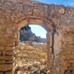 Plongez au cœur du Sahara tunisien lors d’une expérience inoubliable : une nuit en camp nomade à Douz, rythmée par une balade à dos de chameau au coucher du soleil puis au lever du jour. Nous vous proposons une immersion responsable, confortable et riche en émotions, pensée pour répondre aux attentes des voyageurs en 2025 : sécurité, authenticité, logistique fluide, confort soigné et storytelling local. Au-delà d’une simple excursion, c’est un voyage sensoriel entre dunes dorées, saveurs bédouines et ciel constellé. Réservez un circuit désert clé en main et combinez votre nuit en camp avec d’autres étapes du Sahara : découvrez nos itinéraires ici : circuits dans le désert tunisien . Pourquoi choisir Douz pour une nuit en camp saharien ? Douz, souvent surnommée la « porte du Sahara », offre un accès direct aux ergs majestueux et aux dunes blondes les plus photogéniques de Tunisie. Sa situation en fait un point de départ idéal pour une randonnée chamelière douce, un bivouac confortable et un ciel nocturne d’une pureté rare. Accessibilité : liaisons routières fluides depuis Tozeur, Kebili ou Matmata, et transferts organisés depuis l’aéroport. Authenticité : campements intimistes, gastronomie locale, rencontres avec des chameliers fiers de partager leur culture. Photogénie : dunes à pente douce parfaites pour les panoramas, timelapses, et couchers de soleil inoubliables. Pour une arrivée sans stress, profitez de notre navette dédiée : service de navette aéroport . Notre promesse : douceur, sécurité et confort au milieu des dunes Nous concevons cette nuitée comme un slow travel où chaque détail compte : Accompagnement professionnel : équipe locale formée, brieﬁng sécurité clair et matériel de secours. Confort mesuré : tentes privées spacieuses, literie soignée, tapis traditionnels, couverture chaude. Hygiène et respect du site : zone de campement définie, gestion des déchets, respect de la faune et de la flore. Gastronomie saharienne : dîner à la flamme, pain tabouna, tajines parfumés, grillades, fruits du palmier-dattier, thé à la menthe. Ambiance musicale : percussions légères, chants du désert, histoires autour du feu selon les souhaits du groupe. Programme détaillé : du coucher au lever du soleil Fin d’après-midi – Accueil et départ à dos de chameau Rendez-vous à Douz, vérification du sac et briefing sécurité. Attribution des montures (dromadaire) et départ en file indienne guidée par les chameliers. Premiers arrêts photo sur les crêtes de dunes, explications sur l’orientation dans le désert, la lecture du vent et des traces. Golden hour – Coucher de soleil sur les ergs Installation sur un point de vue naturel pour contempler le disque solaire glisser derrière l’horizon. Conseils photo : ouverture large, trépied léger, silhouettes des chameaux en contre-jour pour des clichés iconiques. Soirée au camp – Dîner bédouin et veillée Installation dans votre tente privative. Dîner servi à la belle étoile (selon météo) : soupe chaude, tajine ou mechoui, dessert dattes & noix, thé. Veillée près du feu : histoires nomades, initiations au rythme du bendîr, observation des constellations (présentation des étoiles du désert). Aube – Lever du soleil et balade matinale Réveil doux avant l’aube, thé chaud. Balade à dos de chameau vers un point haut pour assister au lever du soleil, couleurs pastel et brise légère. Retour au camp pour un petit-déjeuner complet, puis navigation tranquille vers Douz ou extension de circuit. Envie de prolonger par un trek actif ? Explorez nos idées de rando dans le Sahara et montagnes oasiennes : randonnée montagne & Sahara . Ce qui est inclus (et ce qui ne l’est pas) Inclus Accompagnement par guide/chameliers agréés. Balades à dos de chameau au coucher et au lever du soleil. Dîner traditionnel, veillée thé, petit-déjeuner. Tente privative (couples ou familles), literie et couvertures. Eau minérale pendant les activités, assistance de base. Non inclus (en option) Transferts aéroport / hôtel (réservable via notre navette aéroport ). Assurance voyage personnelle, pourboires, dépenses personnelles. Photographe dédié, gâteau d’anniversaire, privatisation du camp (sur demande). Quand partir ? Météo, saisons et ciel étoilé Octobre → avril : températures clémentes, nuits fraîches (prévoir une polaire). Mai & septembre : plus chaud, départs ajustés pour éviter les pics. Été : possible en format sunset-only + nuitée ventilée, départs à la tombée du jour. Le ciel d’hiver est remarquable pour l’observation des étoiles grâce à une faible pollution lumineuse. Conseils pratiques : quoi emporter et comment s’habiller Couche chaude (polaire/softshell) + coupe-vent. Chaussures fermées confortables (tige basse ou sandales de marche avec chaussettes). Écharpe/cheche pour se protéger du vent et du sable. Lampe frontale, batterie externe, trousse de soins perso. Appareil photo (ou smartphone) + sac étanche pour protéger de la poussière. Crème solaire, baume à lèvres, bouteille réutilisable. Expérience personnalisée : couple, famille, solo, photo-trip Nous adaptons le rythme, les pauses, le format de la veillée et la gastronomie (végétarien/halal/vegan sur demande). Les familles apprécient nos tentes communicantes et les balades chamelières plus courtes pour les plus jeunes. Les photographes bénéficient d’horaires optimisés golden hour/blue hour et de conseils d’implantation du trépied sur crête. Éthique & tourisme responsable au Sahara Zéro trace : nous gardons le site propre, évitons les zones fragiles et limitons la taille des groupes. Circuit court : rémunération équitable des chameliers, cuisine locale et produits des oasis. Respect animal : rythme adapté, pauses régulières, poids raisonnables sur les montures, contrôle du harnais. Économie locale : camps tenus par des équipes du cru, transmission des savoirs. Envie d’explorer d’autres circuits désert responsables ? Consultez : nos circuits dans le désert . Itinéraire type (1 nuit / 2 jours) Jour 1 – Douz → campement dans les dunes 15:30–16:00 : accueil, briefing et départ à dos de chameau. 17:30 : photos coucher de soleil depuis une crête. 19:00 : dîner saharien, veillée thé & musique douce. 22:00 : nuit en tente privative. Jour 2 – Campement → Douz 05:30 : réveil, thé, marche douce vers le point de vue. 06:10–06:40 : lever du soleil à dos de chameau. 07:30 : petit-déjeuner et retour progressif vers Douz. 09:30–10:30 : arrivée, temps libre (souks, artisanat), ou extension (Ghilem, Matmata, rando Sahara). Extensions recommandées pour enrichir votre séjour Rando montagnes & oasis : passerelles naturelles, gorges, cascades (voir randonnée montagne & Sahara ). Multi-nuits en erg : étoffer l’itinérance, bivouac itinérant, apprentissage de la marche sur dunes. Photo-astro : séance dédiée aux étoiles et à la Voie lactée (périodes sans lune). Culture & artisanat : tissage, travail du cuir, dégustation de dattes Deglet Nour. Tarifs indicatifs et options modulables Les tarifs varient selon la saison, la taille du groupe, le niveau de confort (standard, charme, privatisé) et les transferts. Forfait nuit en camp + deux balades chamelières + dîner + petit-déjeuner : à partir d’un tarif accessible, optimisé pour les couples et familles. Options : transfert aéroport, photographe, gâteau anniversaire, tente premium (espace et literie supérieure), privatisation. Pour un chiffrage précis et personnalisé, demandez votre devis gratuit : obtenir un devis Sahara . Vous pouvez aussi passer par la page de contact/devis : demander un devis sur-mesure . Réservation, contact et organisation Choisissez vos dates (et vos extensions éventuelles – voir nos circuits désert ). Sélectionnez votre confort (standard, charme, premium, privatisation). Ajoutez les transferts via notre navette aéroport . Recevez votre devis détaillé et validez : devis gratuit & réservation . Roadbook digital : nous envoyons une feuille de route pratique (horaires, météo attendue, liste d’affaires). Avis voyageurs et retours d’expérience La meilleure preuve de qualité reste la voix de nos voyageurs. Lisez, notez, commentez : votre feedback nous aide à affiner chaque détail. Partagez votre expérience ou consultez les avis : notre page d’avis et commentaires . FAQ – Nuit en camp à Douz & balades à dos de chameau Combien de temps dure chaque balade à dos de chameau ? Environ 45 à 90 minutes par sortie, selon la saison, la forme du groupe et la luminosité (golden hour). Et si je n’ai jamais monté un chameau ? Aucun souci : le briefing et l’aide à la montée/descente sont inclus. Nous adaptons l’allure et la durée à votre confort. Qu’en est-il des sanitaires et de l’eau ? Le camp dispose d’installations simples et propres. De l’eau potable est prévue pendant les activités; nous encourageons le gourde-friendly. Peut-on voyager avec des enfants ? Oui, avec parcours adaptés et pauses plus fréquentes. Les enfants apprécient particulièrement la balade du matin au lever du soleil. Y a-t-il de l’électricité au camp ? Éclairage doux prévu. Pour recharger, privilégiez une batterie externe. Des solutions solaires peuvent être proposées selon le camp. Régimes particuliers (végétarien, halal, allergies) ? Oui, sur demande anticipée. Nous personnalisons le menu pour s’adapter à vos préférences et contraintes. Et si le vent se lève ou en cas de météo défavorable ? Nous ajustons itinéraire et horaires. En cas de conditions vraiment défavorables, report ou alternatives vous sont proposés. Puis-je privatiser le camp pour une occasion spéciale ? Oui, anniversaires, demandes en mariage, shootings : privatisation et scénographie sur devis. Combinez votre nuit saharienne avec d’autres expériences Itinéraires modulables : Douz – Matmata – Tozeur – Ksar Ghilane. Treks & panoramas : crêtes de dunes, gorges, oasis (voir randonnée montagne & Sahara ). Transferts malins : centralisez vos arrivées/départs via notre navette aéroport . Inspiration & planning : tous nos circuits désert mis à jour. Prêt·e à vivre le Sahara autrement ? Optez pour une nuit en camp à Douz avec dîner sous les étoiles et balades à dos de chameau au coucher et au lever du soleil. Une parenthèse douce, sécurisée, authentique et écoresponsable, conçue pour créer des souvenirs qui durent. Devis gratuit & réservation : cliquez ici . Navette aéroport : simplifiez vos trajets avec notre service dédié . Circuits sur-mesure : explorez nos circuits désert et composez votre aventure idéale. Rando & panoramas : prolongez l’émerveillement avec la randonnée montagne & Sahara . Vos avis comptent : partagez votre retour sur Tripadvisor . {stop article} Notes SEO 2025 (intégrées dans le texte ci-dessus) Titres hiérarchisés H1/H2/H3 en gras et richement sémantisés (mots-clés : Douz, nuit en camp, dîner, coucher/lever du soleil, dos de chameau, Sahara, bivouac, circuits désert). Maillage interne vers : circuits désert, navette aéroport, randonnée montagne & Sahara, page de devis gratuit. E-E-A-T renforcé par la précision opérationnelle (sécurité, logistique, durées, inclus/non inclus), l’éthique (tourisme responsable) et la preuve sociale (lien Tripadvisor). Intent matching clair : information → inspiration → conversion (CTA devis & réservation). Langage conversationnel, phrases actives, contenu long-format pour répondre entièrement à l’intention « Douz nuit camp chameau coucher lever soleil ».