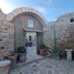 Plongeons ensemble au cœur d’une Tunisie authentique, là où le temps s’étire entre pierre et ciel. Cette excursion d’une journée aux villages berbères de Hammamet, Takrouna et Zriba El Alia est pensée pour celles et ceux qui cherchent plus qu’une photo : une rencontre. Nous construisons un rythme fluide, des pauses choisies, des panoramas spectaculaires et des échanges vrais avec les habitants. En une journée dense mais sereine, nous alternons patrimoine amazigh, savoir-faire artisanal, paysages à couper le souffle et cuisine du terroir. Dès le matin, nous vous récupérons à votre hébergement et nous prenons la route à travers les oliveraies et les sebkhas étincelantes. Takrouna apparaît d’abord, posé sur un piton rocheux, tel un phare minéral. Plus tard, Zriba El Alia, village berbère abandonné blotti sur les flancs du Djebel, vous dévoile ses ruelles en pierre et ses voûtes silencieuses — un décor en clair-obscur où la lumière sculpte les reliefs. En fin de journée, vous repartez avec des images nettes et des souvenirs précis : des regards, des gestes, des odeurs de pain chaud et de thè à la menthe. Pour prolonger l’inspiration, parcourez nos idées de voyages dans le Sahara et de découvertes hors des sentiers battus : circuits dans le désert , randonnées « montagne & Sahara » , excursions en Tunisie et notre blog d’excursions . Pourquoi choisir notre excursion Takrouna & Zriba El Alia au départ de Hammamet ? Authenticité garantie : nous privilégions le contact humain et la lecture du paysage. Pas de course, pas de “check-list” anonyme. Guides passionnés : nous expliquons l’histoire amazighe, les lignes de force du territoire (eau, pierre, migrations), l’architecture traditionnelle (voûtes, terrasses, patios) et les gestes quotidiens. Rythme équilibré : temps pour la photo, temps pour respirer. Nos itinéraires laissent place à l’imprévu heureux (une porte ouverte, un artisan à l’œuvre, une pâtisserie locale). Logistique sans friction : pick-up/retour, véhicule climatisé, options de départ de Tunis, Hammamet, Sousse, Monastir, Sfax, Djerba, Gabès, Bizerte, Kélibia, Korba selon demande. Éthique : respect des lieux, achats solidaires, groupes volontairement limités. Vous voyagez en famille ? En couple ? En solo ? Nous adaptons l’approche, le contenu et le timing. Pour recevoir un devis gratuit et immédiat, contactez-nous via ce formulaire : demande de devis / contact . Itinéraire détaillé : une journée pour vivre Takrouna et Zriba El Alia Matin – Prise en charge & route vers Takrouna Nous venons vous chercher à l’heure convenue (Hammamet, Nabeul ou villes voisines sur demande). La route dévoile l’arrière-pays : oliviers centenaires, champs d’orge, murets de pierres sèches, silhouettes lointaines de collines. Une première pause photo au bord d’une sebkha offre un miroir de sel où le ciel semble se poser. Takrouna – La sentinelle berbère Takrouna surgit, village accroché à un piton, sillonné de venelles serrées, maisons en pierre, portes patinées, petites terrasses qui dominent la plaine. Nous lisons ensemble son plan : un habitat troglodytique et vouté, pensé pour la circulation de l’air et l’économie de la chaleur. Conte d’origine : nous retraçons l’implantation amazighe, l’influence andalouse, le rôle des marabouts et des zawiyas. Points de vue : depuis le sommet, panorama sur les sebkhas, les villages du Sahel et, par temps clair, des éclats de mer. Pause chez l’habitant : thé à la menthe, pain maison, olives. L’occasion d’un échange simple sur les saisons, les fêtes, l’école, les métiers. Atelier vivant : quand cela s’y prête, découverte de tissage, de broderie ou de menuiserie locale, pour comprendre la logique des matériaux (bois d’olivier, chaux, pierre locale). Astuce photo : à Takrouna, la lumière du matin cisèle les pierres et révèle les textures. Évitez le zoom agressif sur les personnes ; demandez toujours la permission. Déjeuner du terroir Nous aimons les tables familiales où la cuisine est une histoire : couscous parfumé, légumes du potager, pain tabouna encore tiède. Nous pouvons adapter aux régimes (végétarien, sans gluten, allergies) si vous nous prévenez à l’avance. Le déjeuner est un moment d’ancrage : écoute, détails, anecdotes. Après-midi – Zriba El Alia, le village suspendu Nous reprenons la route vers Zriba El Alia, village berbère abandonné coulé dans la pente, face au Djebel. Ici, chaque ruine raconte un agencement ingénieux : murs épais, voûtes porteuses, citernes, ruelles étroites pour couper le vent. Lecture de paysage : pourquoi les villages se perchent ? Pour se protéger, surveiller, capter le vent, gagner en thermorégulation. Géologie & lumière : calcaire, gypse, strates visibles ; à l’heure dorée, la pierre s’allume, superbe pour vos clichés. Silences habités : nous marchons doucement, nous décrivons la vie d’autrefois : cuisson, lessive, veillées, transhumance, partages. Sécurité : Zriba El Alia reste un site ancien. Nous proposons un tracé sûr, bâtons de marche à la demande, pauses régulières, chaussures de randonnée recommandées. Retour en douceur Selon le rythme du groupe et la saison, une dernière halte panoramique peut être proposée. Nous regagnons votre hébergement, le regard encore accroché à la ligne des collines. Ce que vous allez voir (et comprendre) : architecture, nature, gestes Architecture vernaculaire : voûtes pour la solidité et la fraîcheur, cours intérieures comme cœur de la maison, toits-terrasses pour sécher les figues, enduits à la chaux pour réfléchir la lumière. Eau & intelligence collective : récupération des eaux de pluie, citernes, canalisations gravitaires, logique d’économie et d’entraide. Paysages vivants : mosaïque d’oliviers, d’amandiers, de céréales, d’herbes aromatiques (thym, romarin), oiseaux qui profitent des courants ascendants autour des pitons. Savoir-faire : tissage, poterie, pains au feu de bois, remèdes de grand-mère (infusions, huiles). Patrimoine intangible : chants, proverbes, légendes locales, kaléidoscope de dialectes. Conseils pratiques pour une journée confortable Tenue : chaussures fermées avec semelle antidérapante, chapeau, lunettes de soleil, coupe-vent léger hors été. Saisons : toute l’année, avec un plus pour le printemps (fleurs, lumière claire) et l’automne (douceur, belles couleurs). Enfants : possible dès 5-6 ans si habitués à marcher. Nous ajustons la distance et la durée. Photos : respect de la vie privée. Un sourire, un mot, et la photo devient un échange. Hydratation & collations : nous prévoyons de l’eau ; emportez une gourde et, si vous aimez, quelques dattes ou fruits secs. Accessibilité : les villages perchés comportent des pentes et des marches irrégulières. Dites-nous vos besoins ; nous construirons une variante plus douce. Extensions & idées complémentaires pour enrichir votre séjour Vous avez adoré Takrouna et Zriba ? Poursuivons ! Randonnée en crêtes : pour grimper un peu plus haut, découvrez nos idées « montagne + désert » : randonnée « Montagne & Sahara » . Découvertes thématiques : artisanat, cuisine, initiation photo, petit trek au lever du soleil. Grands espaces : envie d’aller plus loin vers le Grand Erg ? Parcourez nos circuits désert pour imaginer une épopée saharienne sur mesure. Inspiration : notre blog d’excursions en Tunisie regorge de récits, de conseils et d’itinéraires originaux. Logistique fluide : besoin d’un transfert ? Notre service dédié simplifie vos arrivées et départs : navette aéroport . FAQ – Tout ce qu’il faut savoir avant de réserver D’où partons-nous ? Nous organisons des départs de Tunis, Hammamet, Sousse, Monastir, Sfax, Djerba, Gabès, Bizerte, Kélibia et Korba selon la demande et le nombre de participants. Indiquez simplement votre ville et votre hébergement lors de la réservation. Combien de temps dure l’excursion ? Une journée complète, avec prise en charge le matin et retour en fin d’après-midi/soirée. Le temps exact varie selon la saison, l’affluence et votre rythme. Est-ce accessible à tous ? Oui, sous réserve de mobilité modérée (escaliers irréguliers, pentes). Nous pouvons adapter le tracé et multiplier les pauses. Signalez-nous toute contrainte à l’avance. Et si je veux un guide francophone/anglophone/italophone/allemand ? Précisez-le à la demande de devis ; nous disposons d’un réseau de guides qualifiés et passionnés. Les repas sont-ils inclus ? Nous proposons plusieurs formules. Indiquez vos préférences alimentaires (végétarien, allergies, halal) pour que nous ajustions le déjeuner. Quel type de véhicule ? Minivan ou 4×4 selon la taille du groupe et la saison, climatisés et entretenus. Si vous voyagez en famille ou entre amis, un véhicule privatisé peut être prévu. Puis-je combiner cette journée avec une autre activité ? Bien sûr. Consultez nos idées d’excursions : excursions en Tunisie et nos circuits désert . Nos conseillers vous aideront à relier les étapes sans perte de temps. Comment réserver rapidement ? Remplissez le formulaire devis gratuit : contact & devis . Nous revenons vers vous avec prix, disponibilité et conseils personnalisés. Notre approche : lenteur choisie, rencontres sincères, respect du lieu Nous défendons un tourisme attentif : prendre le temps d’écouter un habitant, goûter un pain encore tiède, repérer une clé de voûte, regarder la ligne d’un vallon. Nous évitons les coups de klaxon et les bousculades, nous favorisons les petits groupes et la discrétion. Économie locale : achats en circuit court, rémunération juste. Environnement : limitation des déchets, gourdes privilégiées, itinéraires adaptés à la saison. Transmission : chaque excursion est un cours vivant sur l’adaptation humaine à un milieu, sur l’inventivité que l’on a parfois oubliée. Ils nous ont fait confiance : lisez leurs avis Rien ne vaut la parole de celles et ceux qui ont déjà voyagé avec nous. Parcourez les avis clients sur notre page dédiée : lire les recommandations sur TripAdvisor . Vous y trouverez des retours détaillés sur les guides, l’organisation, le rythme et la qualité des rencontres. Avant/Après votre excursion : services pratiques Transferts & arrivées : si vous atterrissez à Tunis, Enfidha, Monastir, Sfax ou Djerba, nous organisons les transferts sans stress vers votre hôtel : service de navette aéroport . Idées de prolongation : enchaînez avec une randonnée au lever du soleil (voir randonnée « montagne & Sahara » ) ou une journée slow consacrée aux artisans. Inspiration permanente : notre blog rassemble récits, interviews, trucs et astuces photo : blog excursions Tunisie . Réserver maintenant – devis clair, réponse rapide Vous souhaitez fixer une date, préciser un départ de Tunis, Hammamet, Sousse, Monastir, Sfax, Djerba, Gabès, Bizerte, Kélibia ou Korba, ou privatiser la sortie ? Étape 1 : décrivez votre projet en 2 minutes via notre page devis gratuit : obtenir mon devis personnalisé . Étape 2 : choisissez les options (langue du guide, déjeuner local, rythme, mini-atelier). Étape 3 : recevez notre proposition détaillée (parcours, durée, logistique) et validez sereinement. Vous hésitez encore ? Comparez avec nos autres idées d’itinéraires : excursions en Tunisie et grands voyages au long cours : circuits désert . Conclusion : une journée qui a du sens Takrouna et Zriba El Alia, ce n’est pas seulement un décor photogénique. C’est une leçon d’ingéniosité humaine, un paysage qui parle et des gestes simples qui réconcilient avec l’essentiel. Nous croyons à ces voyages à taille humaine, où l’on comprend ce que l’on voit, où l’on rencontre sans déranger, où l’on repart rassasié de lumière et de liens. Prêts pour une journée inoubliable au départ de Hammamet (ou de Tunis, Sousse, Monastir, Sfax, Djerba, Gabès, Bizerte, Kélibia, Korba) ? Lancez-vous : demander un devis gratuit et explorez nos inspirations : circuits désert , randonnée « montagne & Sahara » , excursions en Tunisie et blog d’excursions . Nous vous attendons là-haut, entre pierre et horizon.