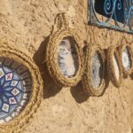 Nous vous invitons à découvrir avec nous une escapade unique et pleine de charme, loin du tourisme de masse : une excursion d’une journée aux villages berbères de Takrouna et Zriba El Alia, au départ de zones comme Tunis, Hammamet, Sousse, Monastir, Sfax, Djerba, Gabès, Bizerte, Kélibia ou Korba. Cette sortie s’adresse à ceux qui cherchent à mêler nature, culture, patrimoine et sensations authentiques. Dans cet article, nous allons : vous expliquer pourquoi ces villages méritent votre visite, vous donner un itinéraire détaillé, partager nos meilleures astuces pratiques, et évoquer les liens utiles pour prolonger l’aventure (navette, circuits désert, randonnées montagne, devis gratuit, blog excursions …). Pourquoi visiter Takrouna et Zriba El Alia ? Découvrir un patrimoine berbère authentique Le petit village de Takrouna est perché, à environ 200 m d’altitude, avec une vue époustouflante sur le golfe de Hammamet, la plaine du Sahel et les montagnes alentours. Tripadvisor +2 Wikipédia +2 Zriba El Alia, quant à lui, est niché entre deux crêtes rocheuses, à 3 km au sud de Hammam Zriba. guideandgo.com +2 tunisiaguidedtour.com +2 En visitant ces deux villages, vous plongez dans une vie plus tranquille, faite de pierres, ruelles étroites, tradition et silence — un vrai contraste avec les stations balnéaires animées. Un lieu chargé d’histoire Takrouna n’est pas seulement splendide : elle a aussi joué un rôle stratégique pendant la Seconde Guerre mondiale. Wikipédia +1 Quant à Zriba El Alia, les vestiges, l’architecture ancienne, la vue sur le Jebel Zaghouan : autant d’éléments qui en font un témoin du passé berbère et de la vie rurale tunisienne. Peek +1 Visiter ces lieux, c’est se reconnecter à un temps plus lent, à une culture enracinée, à une nature assumée. Facilement accessible depuis la côte Que vous soyez basé à Tunis, Hammamet ou dans une autre ville côtière, cette excursion est pensée pour vous : vous pouvez partir tôt le matin et revenir en fin de journée, sans avoir à changer d’hôtel. Plusieurs circuits proposent prise en charge et retour depuis la zone littorale. musement.com +1 Cela en fait une option idéale pour diversifier votre séjour tunisien, avec un mélange mer-et-montagne. Itinéraire conseillé pour la journée 1. Départ tôt depuis votre lieu d’hébergement Nous recommandons un départ vers 8h-8h30, depuis l’un des lieux suivants : Tunis, Hammamet, Sousse, Monastir, Sfax, Djerba, Gabès, Bizerte, Kélibia ou Korba. L’idée : prendre la route, profiter de la lumière du matin, éviter les grosses chaleurs en saison. Pendant le trajet, offrez-vous une pause café ou une vue sur les collines de la région. 2. Arrivée à Takrouna Premier arrêt : Takrouna. Nous vous conseillons de prévoir 1h30 à 2h sur place : flâner dans les ruelles en pierre, admirer le panorama, visiter les maisons traditionnelles, peut-être rencontrer des habitants. Pensez à monter jusqu’au sommet du rocher pour la vue sur la mer et les plaines. Prenez votre temps, respirez, photographiez. Apportez des chaussures solides car les ruelles sont parfois pavées et l’ascension un peu raide. 3. Visite de Zriba El Alia Ensuite, direction Zriba El Alia. Ici, passez environ 1h à 1h30. Le village est plus calme, entouré de nature, un peu en ruines mais tellement charmeur. On s’imprègne de l’atmosphère, on marche entre les maisons, on admire les vues sur les montagnes. C’est un excellent moment pour une pause tranquille, un thé chez l’habitant si possible, ou tout simplement un instant de contemplation. 4. Déjeuner et moment de repos Après Zriba, pause déjeuner dans un cadre local : cuisine berbère, couscous, tajine, thé à la menthe. C’est aussi l’occasion de goûter l’hospitalité locale. Puis, relaxez-vous un instant, laissez le paysage vous imprégner. 5. Visite de la médina de Hammamet En fin de journée, nous suggérons une halte à la médina de Hammamet. Promenez-vous dans les ruelles, découvrez la kasbah, le fort, les portes anciennes, imprégnez-vous de l’ambiance littorale mêlée à l’histoire. Cette étape ajoute une touche « ville côtière + patrimoine » à votre journée. GetYourGuide +1 Puis retour vers votre point de départ, en profitant des couleurs du couchant. 6. Retour Vous arrivez à votre hébergement vers fin d’après-midi, vers 17h-18h selon saison et circulation. Le cœur rempli de beaux paysages, d’authenticité, de rencontres. Conseils pratiques pour une excursion réussie Chaussures confortables : les sentiers sont parfois irréguliers, les ruelles pavées. Crème solaire, chapeau, lunettes : selon la saison, le soleil peut taper fort. Eau et collation : même si repas prévu, pensez à un petit encas pour la matinée. Appareil photo / smartphone chargé : vous allez vouloir immortaliser les panoramas. Respect de l’environnement et de la culture locale : ces villages vivent encore selon des traditions. Soyons délicats. Partir tôt : mieux vaut profiter d’une température plus douce et éviter la foule. Navette et transport : si vous partez depuis un aéroport ou avez besoin de transfert : pensez à vérifier les services de navette – par exemple via ce lien : Services Navette Aéroport . Enchaînement avec d’autres excursions : Vous pouvez prolonger ou combiner avec un circuit désert ou randonnée montagne dans le Sahara via Circuits Désert ou Randonnée Montagne Sahara . Réservation de type « devis gratuit » : Pour adapter l’excursion à vos besoins, obtenir une offre personnalisée : Devis Gratuit . Consulter des avis : Pour valider la qualité de l’excursion, voyez ce que les clients en pensent sur : TripAdvisor Avis (même si ici c’est pour Tozeur, cela donne une idée d’attentes). Navigation sur place : Le GPS est utile, mais les panneaux peuvent être limités. Gardez le contact de votre guide ou agence. Partir depuis différentes villes : Départ possible depuis Tunis, Hammamet, Sousse, Monastir, Sfax, Djerba, Gabès, Bizerte, Kélibia, Korba : cela donne une grande flexibilité. Une journée « clé en main » mais riche en liberté Cette excursion se distingue car elle combine : nature, patrimoine et authenticité. On ne se contente pas d’un simple arrêt photo, on prend le temps. On n’est pas dans les foules. On découvre quelque chose de profond. L’important est que cette sortie s’intègre dans un séjour plus large : peut-être après une matinée plage, ou avant de s’envoler vers le sud tunisien, vers des escapades désertiques. En parlant de cela, si vous êtes tenté par le désert ou la montagne, jetez un œil à ces pistes : Randonnée Montagne Sahara ou Circuits Désert . De même, après une belle journée d’excursion, vous pouvez prolonger avec d’autres sorties via Excursion en Tunisie ou consulter le blog dédié : Blog Excursions Tunisie . Conclusion : pourquoi ne pas manquer cette expérience ? Nous ne saurions trop vous recommander cette journée auprès des villages berbères de Takrouna et Zriba El Alia. Elle est accessible, richissime, et ressourçante. En partant tôt, en suivant notre itinéraire, en respectant les lieux et en ouvrant grand les yeux, vous repartirez avec : des images inoubliables de panoramas ; le sentiment d’avoir touché du doigt un patrimoine vivant ; une pause rafraîchissante dans le rythme du quotidien. Et surtout : une belle histoire à raconter à vos proches. Pour la réservation, pour personnaliser votre journée selon vos villes de départ (Tunis, Hammamet, Sousse, Monastir, Sfax, Djerba, Gabès, Bizerte, Kélibia, Korba…), pour prévoir la navette ou les options, n’hésitez pas à demander un devis gratuit (lien devis ). Nous vous souhaitons une excursion riche en découvertes et en émotions !