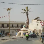 Le Sud tunisien, c’est bien plus qu’une destination. C’est une promesse d’évasion, un souffle de liberté, un retour à l’essentiel. Chez SudTunisie.com , nous vous invitons à plonger dans cette terre de contrastes, entre dunes dorées, oasis verdoyantes et villages troglodytiques. Nos circuits et excursions sur mesure sont pensés pour vous faire vivre une expérience profonde, humaine et inoubliable. Que vous partiez de Tunis, Hammamet, Sousse, Monastir, Sfax, Djerba, Gabès, Bizerte, Kélibia ou Korba, nous vous emmenons là où le Sahara se révèle dans toute sa splendeur. 🌵 Explorez les plus beaux circuits dans le désert tunisien Nos circuits désert Tunisie sont conçus pour vous faire découvrir les perles cachées du sud, en toute sécurité, dans une ambiance conviviale et respectueuse des traditions locales. Parmi les étapes incontournables : ➡️ Douz : la porte du désert C’est ici que commence l’aventure saharienne. Douz, avec ses dunes infinies, son marché traditionnel et ses habitants accueillants, est le point de départ rêvé pour une balade à dos de dromadaire ou un bivouac sous les étoiles. ➡️ Ksar Ghilane : l’oasis envoûtante Nichée au milieu du désert, cette oasis bordée de palmiers abrite une source d’eau chaude idéale pour la baignade après une longue traversée en 4x4. C’est aussi le lieu parfait pour passer une nuit sous tente berbère. ➡️ Matmata et ses maisons troglodytes Ce village troglodytique mythique est connu pour ses habitations creusées dans la roche et son décor lunaire. Une immersion culturelle à ne pas manquer. ➡️ Tozeur, Chebika, Tamerza et Mides Des oasis de montagne aux canyons à couper le souffle, cette région est un pur joyau. Nos randonnées montagne Sahara vous permettront de marcher sur des sentiers millénaires, à la découverte d’une nature brute et intacte. 🚗 Nos excursions sahariennes : liberté, immersion, émerveillement Nous vous proposons plusieurs formules adaptées à tous les profils : 🕌 Circuits culturels et découverte En 2 à 5 jours, vous explorez les sites emblématiques du sud, rencontrez les artisans locaux, visitez des villages berbères, et dégustez des plats traditionnels dans un cadre familial. Chaque instant est un pas vers l’authenticité. 🏜️ Circuits en 4x4 dans le Sahara profond Pour ceux qui rêvent de sensations et d’adrénaline, nos circuits en 4x4 permettent de s’enfoncer dans l’immensité du désert, de franchir les dunes et d’atteindre des lieux reculés. Le tout accompagné par nos chauffeurs expérimentés et passionnés. 🥾 Randonnées à pied ou à dos de dromadaire Vous aimez marcher en pleine nature ? Nos treks sahariens, accompagnés de guides locaux et de caravanes chamelières, vous offrent un silence rare, des nuits étoilées inoubliables et un vrai contact avec la terre. Pour découvrir l’ensemble de nos itinéraires, visitez cette page : 👉 Nos circuits dans le désert tunisien 🛫 Départs garantis de toutes les grandes villes tunisiennes Que vous soyez en vacances ou résident local, nous facilitons votre départ vers le sud : Transferts aéroport / hôtel disponibles Départs assurés de : Tunis, Hammamet, Sousse, Monastir, Sfax, Djerba, Gabès, Bizerte, Kélibia, Korba Minibus ou 4x4 confortables et climatisés Pour plus d’infos sur nos transferts, consultez notre service dédié : 👉 Navette aéroport Tunisie – SudTunisie.com 🔥 Une immersion culturelle et humaine inégalée 👣 Rencontrer les habitants du désert Chez nous, l’humain est au centre de l’expérience. Nos guides, chauffeurs et hôtes sont tous issus du sud tunisien. Ils partagent avec générosité leur culture, leur langue, leurs habitudes et leur fierté d’être du désert. 🍲 Goûter aux saveurs du Sud Un pain cuit sous le sable, un couscous aux légumes du désert, un thé à la menthe au coin du feu… Chaque repas est une découverte. Nos circuits incluent des repas traditionnels tunisiens préparés sur place, avec amour. 🌌 Dormir sous les étoiles Vous n’avez jamais vu un ciel aussi pur que celui du Sahara. Les nuits en bivouac sont l’un des moments les plus intenses de nos circuits : feu de camp, musique, silence profond et contemplation. Vous voulez en savoir plus ? Lisez notre blog : 👉 Blog Excursions Tunisie 📦 Circuits sur mesure et devis personnalisé Chaque voyageur est unique. C’est pourquoi nous proposons : Des circuits privés ou en petits groupes Des excursions familiales, romantiques, sportives ou spirituelles Des expériences personnalisées selon vos envies et votre budget Demandez gratuitement votre devis personnalisé ici . Nous vous répondrons dans les meilleurs délais avec une proposition adaptée. 🧭 Exemples de circuits populaires Circuit 2 jours : Douz – Ksar Ghilane – Matmata Jour 1 : Départ matinal, balade en dromadaire à Douz, arrivée à Ksar Ghilane, baignade et nuit en tente. Jour 2 : Route vers Matmata, visite des habitations troglodytiques, déjeuner traditionnel, retour. Circuit 3 jours : Djerba – Désert – Tozeur – Oasis de montagne Jour 1 : Traversée du désert en 4x4, nuit en bivouac. Jour 2 : Visite de Tozeur, Chott El Jerid, balade en calèche dans la palmeraie. Jour 3 : Randonnée à Chebika, Tamerza et Mides, retour en fin de journée. Retrouvez d’autres idées d’excursions en Tunisie sur notre site. 💬 Ce que disent nos voyageurs Rien ne vaut l’avis de ceux qui ont déjà vécu l’expérience. Voici ce que nos voyageurs disent de SudTunisie.com : “Une organisation impeccable, un guide exceptionnel, et des paysages à couper le souffle !” “Des souvenirs plein la tête. Merci pour ce voyage inoubliable !” “Le silence du désert, les sourires des hôtes, les nuits magiques sous la tente… à refaire !” Consultez tous les avis ici : 👉 Avis TripAdvisor – SudTunisie.com 🎒 Pourquoi choisir SudTunisie.com ? ✅ Circuits 100% authentiques, en dehors des sentiers battus ✅ Guides locaux francophones passionnés ✅ Logistique maîtrisée de A à Z ✅ Départs garantis toute l’année ✅ Service personnalisé et réactif ✅ Rapport qualité/prix imbattable Depuis des années, SudTunisie.com s’engage à valoriser le tourisme responsable, le respect de la culture locale et la satisfaction totale de ses voyageurs. 📞 Contactez-nous et réservez l’aventure de votre vie Le Sud tunisien vous appelle. Ne laissez pas passer cette chance de vivre une aventure humaine, naturelle et dépaysante. Réservez votre excursion dès maintenant via notre formulaire de devis gratuit ou parcourez tous nos circuits ici : 👉 https://sudtunisie.com/voyage/circuits-desert/