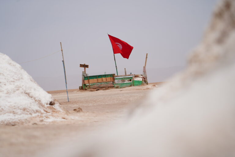 Quand on rêve d’un désert vrai, d’une lumière qui caresse les dunes et d’une nuit d’étoiles au silence enveloppant, il faut aller droit à l’essentiel : une échappée de 2 jours / 1 nuit sous tente bédouine dans le Sahara du Sud tunisien. Nous organisons un court séjour intensément riche, pensé pour ceux qui veulent vivre le désert sans compromis : transferts fluides, étapes emblématiques, cuisine du feu de bois, sécurité maîtrisée, et ce petit supplément d’âme qu’on ne trouve que chez des passionnés du Sud. Explorez nos programmes complets ici : Circuits désert – SudTunisie.com . Un format court, des émotions grandes : pourquoi ce circuit 2 jours / 1 nuit séduit tant Deux jours suffisent pour goûter à l’essentiel : la traversée du Chott El-Jérid vers Douz, la balade à dos de dromadaire au coucher de soleil, un bivouac authentique à Ksar Ghilane ou dans l’erg voisin, le réveil au thé fumant face aux premières lueurs, puis la remontée vers les oasis de montagne ou les villages troglodytes. Le rythme est cadencé sans être pressé, les temps forts s’enchaînent, les paysages changent, et la mémoire retient la chaleur du sable, les voix autour du feu et le parfum du pain de sable qu’on partage. Accessible : départs depuis Tunis, Hammamet, Sousse, Monastir, Sfax, Djerba, Gabès, Bizerte, Kélibia et Korba. Flexible : variantes selon la saison, vos envies (plus d’oasis, plus de dunes, touche sportive, visite artisanale). Clé en main : transferts, 4×4 climatisés, campement, repas, encadrement local de confiance. Sans fausses notes : horaires optimisés pour les golden hours et l’évitement des pics de chaleur. Tout pour vous simplifier la vie : transferts aéroport sur demande avec notre navette aéroport . Jour 1 – Chott, Douz et dunes dorées : la porte du Sahara s’ouvre Transfert matinal depuis votre ville de départ Tôt le matin, nous venons vous chercher à Tunis, Hammamet, Sousse, Monastir, Sfax, Djerba, Gabès, Bizerte, Kélibia ou Korba. Mise en route fluide, briefing sur l’itinéraire, hydratation, arrêts photo. Ceux qui arrivent par avion profitent d’un accueil personnalisé via notre service de navette aéroport . Le Chott El-Jérid : le grand miroir du Sud L’immense Chott El-Jérid déploie sa blancheur laiteuse et ses mirages mouvants. Nous marquons une pause photo aux meilleurs points de vue pour capter les reflets, comprendre la géologie du lieu et glisser un premier récit saharien. Les voyageurs nous disent souvent que ce “silence blanc” ancre déjà le voyage. Douz, la porte du désert À Douz, les dunes ondulent et l’air change de texture. Selon la saison et votre envie, deux voies s’offrent à nous : Cap sur l’erg pour un coucher de soleil à dromadaire et une première immersion dans le sable. Ou déjeuner terroir en ville avant de reprendre la piste vers le campement choisi. Ksar Ghilane ou erg confidentiel : la magie du bivouac Le cœur du séjour, c’est la nuit sous tente. À Ksar Ghilane, l’oasis scintille, la source chaude invite au bain, la piste vers le fort en option (quad/4×4) aiguise le sens de l’aventure. Selon météo et saison, nous sélectionnons le campement le plus adapté : intimiste, confortable, respectueux du lieu. Au programme : Coucher de soleil sur les dunes (à pied, dromadaire ou 4×4). Dîner saharien : couscous ou tajine, pain de sable, dattes de Tozeur, thé à la menthe. Veillée : contes bédouins, initiation au ciel étoilé, temps pour soi. Nuit sous tente : couchage préparé, encadrement discret, sécurité supervisée. Pour des idées voisines ou un séjour plus long, parcourez nos circuits désert et nos excursions en Tunisie . Jour 2 – Lueurs de l’aube, oasis et troglodytes : retour avec l’âme légère Aube sur les dunes et petit-déjeuner nomade Le lever du soleil est un rituel : couleurs pastel, air frais, premiers pas dans le sable encore froid. Nous servons un petit-déjeuner nomade (pain chaud, confitures, olives, œufs/omelette, fruits, café/thé) avant de replier le camp en douceur. Bain à la source, piste et panoramas Si vous avez dormi à Ksar Ghilane, une dernière baignade dans la source chaude prolonge la détente. Nous reprenons ensuite la piste en direction de Matmata ou des oasis de montagne selon votre préférence et l’option retenue au devis. Option 1 : Matmata, les maisons troglodytes Les habitants creusés dans l’argile préservent une fraîcheur étonnante. Visite guidée, rencontre avec une famille, dégustation d’huile d’olive, explications sur la construction traditionnelle. Les paysages ondulent, presque lunaires ; l’étape est dépaysante et culturelle. Option 2 : Chebika, Tamerza, Mides – les oasis accrochées à la montagne Direction Tozeur et ses oasis de montagne. À Chebika, la source jaillit en terrasse ; Tamerza dévoile ses cascades et Mides ses gorges. Marche douce à l’ombre des palmiers, panoramas exceptionnels, photographie à profusion. Pour les amateurs de marche, prolongez l’inspiration avec nos programmes randonnée montagne Sahara . Retour vers votre ville d’arrivée Nous ajustons les horaires de retour à votre vol/train/séjour balnéaire. La boucle est bouclée, le désert reste. Pour prolonger le voyage depuis votre canapé, explorez notre blog d’excursions en Tunisie . Ce qui est inclus – et ce qui peut s’ajouter sans alourdir l’esprit Inclus par défaut : Transferts aller/retour depuis Tunis, Hammamet, Sousse, Monastir, Sfax, Djerba, Gabès, Bizerte, Kélibia, Korba (selon devis). 4×4 climatisé avec chauffeur-guide francophone. Bivouac sous tente (équipement, sanitaires selon camp). Dîner au camp, petit-déjeuner du lendemain. Balade à dromadaire au coucher ou au lever (selon timing). Assistance 24/7 et brief sécurité. Options fréquentes (sur demande) : Bain thermal et temps libre prolongé à Ksar Ghilane. Quad vers le fort (encadrement local, supplément). Camp premium (tente plus spacieuse, literie améliorée). Déjeuner terroir supplémentaire jour 1 ou 2. Extension 1 jour vers Tozeur et les oasis de montagne, ou Matmata–Tataouine–Chenini. Pour un chiffrage clair et rapide : devis gratuit / contact . Conseils ultra-pratiques pour 48 h parfaites dans le Sahara Saisons : printemps/automne idéaux ; hiver lumineux (nuits fraîches) ; été possible avec horaires early & late et siestes ombragées. Tenue : manches longues légères, pantalon fluide, chèche/casquette, veste chaude pour la nuit, chaussures fermées. Santé : hydratez-vous régulièrement ; lunettes anti-UV, crème solaire, stick lèvres ; mini-trousse (pansements, soluté réhydratant). Photo : batteries chargées, chiffon doux, housses zippées anti-sable ; doré du matin/soir = photos inratables. Respect : on emporte ses déchets, on reste sur les traces, on préserve les points d’eau. Esprit SudTunisie.com : sécurité, éthique, hospitalité Nous bâtissons des expériences responsables : Guides et chauffeurs rémunérés équitablement, partenariats locaux durables. Itinéraires adaptés aux conditions du jour (météo, vent, température). Matériel vérifié et brieﬁng sécurité systématique. Cuisine locale : produits du terroir, alternatives végétariennes/vegan sur demande. Transmission : histoires de piste, géologie du Chott, savoir-faire du pain de sable, lecture du ciel. Envie d’avis concrets ? Consultez les retours de nos voyageurs : Sud Tunisie – TripAdvisor . Varier les plaisirs : idées d’extensions et d’itinéraires cousus main Oasis de montagne en version rando douce (ponts de pierre, bassins, gorges) : jetez un œil à nos formats randonnée montagne Sahara . Journée bonus autour des ksour (greniers fortifiés) et des villages perchés : Chenini, Douiret, Tataouine. Grand panorama en 3–4 jours : Tozeur – Chott – Douz – Ksar Ghilane – Matmata, idéal si vous avez un week-end prolongé. Escapades thématiques : photo, gastronomie, astronomie, artisanat (poterie, cuir, tissage). Pour des idées en continu et des récits inspirants : Blog – excursions Tunisie . Pour comparer nos formats courts : Excursion en Tunisie . Pour la vue d’ensemble de nos programmes : Circuits désert . Départs garantis depuis les grandes villes : simplicité et ponctualité Nous avons pensé la logistique pour que tout soit simple : Prise en charge depuis Tunis, Hammamet, Sousse, Monastir, Sfax, Djerba, Gabès, Bizerte, Kélibia, Korba. Horaires optimisés pour épouser les plus belles lumières. Retour flexible selon votre vol/train. Transferts aéroport sur demande via navette aéroport . Assistance 24/7 : nous restons joignables, nous ajustons si besoin. Votre feuille de route pour réserver en 3 étapes Inspirez-vous : parcourez nos pages circuits désert , excursions en Tunisie et randonnée montagne Sahara . Faites-nous part de vos envies (dates, ville de départ, camp souhaité, rythme, options) via le devis gratuit / contact . Validez : nous verrouillons les étapes, réservons le camp, envoyons le roadbook et, si besoin, vos transferts navette aéroport . Exemple d’itinéraire détaillé – “2 jours / 1 nuit sous tente” Jour 1 06:00–07:30 : départ (selon ville), briefing, pause café en route. Matinée : Chott El-Jérid – arrêts photo, explications. Midi : arrivée Douz, déjeuner terroir (selon timing). Après-midi : piste vers Ksar Ghilane ou erg confidentiel ; installation au camp. Fin de journée : balade à dromadaire et coucher de soleil sur les dunes. Soirée : dîner saharien, pain de sable, veillée (contes & étoiles), nuit sous tente. Jour 2 Aube : réveil doux, lever de soleil, thé/café. Matin : bain à la source (si Ksar Ghilane), pistes de retour. Fin de matinée / midi : Matmata (maisons troglodytes) ou Chebika–Tamerza–Mides (marche douce). Après-midi : retour vers votre ville d’arrivée (horaires ajustés à vos impératifs). Variantes : quad encadré au fort (supp.), camp premium, déjeuner supplémentaire, extension 1 jour vers Tozeur ou Tataouine–Chenini. Les détails finaux (ordre des étapes, horaires) sont personnalisés au moment du devis gratuit . Nos engagements : clarté, confort, sécurité, respect Clarté : un devis transparent, pas de surprises. Confort : véhicules entretenus, campements choisis, literie propre, cuisine soignée. Sécurité : guides formés, itinéraires adaptés, plan météo, trousse de secours. Respect : gestes éco-responsables, économie locale soutenue, partage sincère. Les avis parlent d’eux-mêmes : Sud Tunisie – TripAdvisor . Prêt·e à vivre votre nuit d’étoiles ? Le désert ne se raconte pas, il se vit : 48 heures suffisent pour inscrire un souvenir qui dure longtemps. Avec SudTunisie.com, vous voyagez l’esprit léger, entouré d’une équipe locale qui connaît chaque piste, chaque oasis, chaque souffle de vent. Vue d’ensemble : Circuits désert Formats courts & sur-mesure : Excursion en Tunisie Versions “marche & panoramas” : Randonnée montagne Sahara Idées, récits, conseils : Blog – excursions Tunisie Transferts fluides : Navette aéroport Chiffrage clair : Devis gratuit / contact Retours voyageurs : Avis TripAdvisor Sud Tunisie 2 jours / 1 nuit sous tente : un programme court, des sensations grandes, et cette certitude au retour d’avoir touché quelque chose d’essentiel.