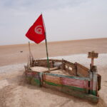 Vivre le désert tunisien pendant 2 jours et 1 nuit sous tente, c’est plonger dans un monde de silence, de lumière et d’authenticité. Chez SudTunisie.com , nous créons des expériences uniques, où chaque instant au cœur du Sahara devient un souvenir impérissable. Du lever du soleil sur les dunes dorées à la veillée étoilée autour du feu, tout est pensé pour vous offrir un voyage immersif, sécurisé et inoubliable. Une aventure saharienne authentique en 2 jours et 1 nuit Partir en circuit dans le Sud tunisien sur deux jours, c’est goûter à l’essentiel : la route vers le désert, les paysages changeants, les haltes dans les oasis et cette fameuse nuit en campement bédouin où le temps s’arrête. Nos circuits sont organisés au départ de Tunis, Hammamet, Sousse, Monastir, Sfax, Djerba, Gabès, Bizerte, Kélibia et Korba, avec des transferts confortables grâce à notre service navette aéroport . Chaque départ est garanti, et le parcours est modulable selon vos envies : découverte culturelle, aventure, détente ou immersion dans la vie nomade. 👉 Découvrez toutes nos formules sur Circuits Désert Tunisie Jour 1 : de la ville à la porte du désert Le matin, nous prenons la route vers le Sud tunisien. Les paysages défilent, passant des plaines fertiles aux étendues semi-désertiques. La traversée du Chott El Jérid, ce lac de sel mythique aux reflets argentés, est un moment fort : les mirages se dessinent à l’horizon, les couleurs changent à chaque kilomètre. Pause à Douz – la porte du Sahara Arrivés à Douz, surnommée la porte du désert, nous faisons une halte pour découvrir le souk local, les artisans de dattes et de cuir, puis nous préparons notre départ pour les dunes. Une balade à dos de dromadaire au coucher du soleil vous emmène dans un univers de sable et de silence. Les lumières s’adoucissent, le vent se calme, et le désert devient doré. Soirée et nuit sous tente bédouine Le soir, installation dans un campement traditionnel, au cœur des dunes. Le dîner est typiquement saharien : couscous au feu de bois, pain cuit dans le sable, dattes fraîches, thé à la menthe... Autour du feu, les chameliers partagent leur musique et leurs histoires du désert. Puis, vient le moment magique : lever les yeux vers un ciel constellé d’étoiles, d’une pureté absolue. Jour 2 : lever du soleil et route des oasis Le réveil dans le silence du Sahara est un instant rare. Le lever du soleil sur les dunes offre une palette de couleurs incroyables, du rose pâle à l’orange profond. Après le petit-déjeuner au campement, retour vers Douz, puis direction Matmata ou Tozeur, selon votre circuit. Option Matmata : les maisons troglodytes À Matmata, les habitants ont creusé leurs maisons dans la roche pour se protéger de la chaleur. Visiter une maison troglodyte, c’est entrer dans une autre époque, où chaque détail raconte une adaptation ingénieuse à la nature. C’est aussi ici que furent tournées plusieurs scènes mythiques de Star Wars. Option Tozeur : les oasis et les gorges de montagne Pour ceux qui préfèrent la nature, la route vers Tozeur dévoile la palmeraie de Nefta, les oasis de montagne de Chebika, Tamerza et Mides. Ces villages suspendus offrent des vues à couper le souffle sur des canyons et des cascades naturelles. Pour les amateurs de marche douce, découvrez notre randonnée montagne Sahara , une expérience sensorielle entre pierre, vent et lumière. Les temps forts du circuit 2 jours / 1 nuit Traversée du Chott El Jérid, le plus grand lac salé d’Afrique du Nord Balade à dos de dromadaire dans les dunes de Douz ou Ksar Ghilane Nuit sous tente bédouine authentique au cœur du désert Dîner traditionnel au feu de bois et veillée saharienne Lever du soleil magique sur les dunes Découverte des maisons troglodytes de Matmata ou des oasis de montagne de Tozeur Possibilité d’ajouter une excursion en quad, un bain thermal à Ksar Ghilane ou une visite de village berbère 👉 Réservez votre excursion en Tunisie dès aujourd’hui. Pourquoi vivre l’expérience SudTunisie.com ? Chez SudTunisie.com, nous ne vendons pas seulement un circuit : nous offrons une expérience humaine. Notre équipe locale, composée de guides passionnés et certifiés, veille à chaque détail pour faire de votre séjour une aventure fluide et mémorable. Notre engagement Départs garantis depuis toutes les grandes villes tunisiennes Véhicules confortables, chauffeurs professionnels Hébergements authentiques, campements sécurisés Repas faits maison à base de produits frais Assistance 24h/24 pendant toute la durée du voyage Et surtout, une philosophie : le respect de la nature et des habitants du désert. Chaque circuit est pensé pour préserver l’environnement et valoriser les traditions locales. Un service complet : du transfert à l’aventure Nous proposons un service tout compris, du moment où vous quittez votre hôtel ou votre ville jusqu’à votre retour. Grâce à notre service de navette aéroport , nous assurons vos transferts sans stress, que vous arriviez à Tunis, Djerba ou Monastir. Nos circuits peuvent être combinés avec : Une randonnée montagne Sahara pour les amateurs de marche Une nuit supplémentaire dans les oasis pour prolonger le plaisir Ou encore une visite culturelle à Tataouine, Chenini ou Ksar Haddada 👉 Consultez notre blog d’excursions en Tunisie pour plus d’idées de séjours. Conseils pratiques pour votre escapade saharienne Période idéale : de septembre à mai (températures agréables, lumières douces) Tenue recommandée : vêtements légers mais couvrants, lunettes de soleil, chapeau, crème solaire Nuit dans le désert : il peut faire frais, prévoyez un pull ou une veste chaude Accessoires utiles : lampe frontale, appareil photo, foulard (pour se protéger du vent et du sable) Hydratation : buvez régulièrement de petites gorgées Santé : le désert est sûr et sain, mais évitez l’exposition prolongée en plein midi Nos guides se chargent de tout le reste : logistique, repas, matériel et sécurité. Vous n’avez plus qu’à profiter. Des expériences personnalisées selon vos envies Vous rêvez d’un week-end romantique sous les étoiles ? Ou d’une aventure entre amis avec nuit en bivouac et quad dans les dunes ? Ou encore d’un voyage en famille pour faire découvrir le désert aux enfants ? Nos circuits s’adaptent à tous les styles : Découverte douce pour les familles Aventure pour les amateurs de sensations Évasion romantique pour les couples Expérience culturelle pour les passionnés d’histoire 👉 Demandez dès maintenant votre devis gratuit et recevez une proposition personnalisée sous 24h. Les témoignages de nos voyageurs Nos clients reviennent enchantés, souvent transformés par la beauté et la simplicité du Sahara. Voici quelques extraits de leurs avis : “Une nuit magique sous les étoiles, un guide adorable, un repas délicieux au feu de bois. On reviendra !” “Le circuit est parfaitement organisé, les paysages à couper le souffle.” “Merci à SudTunisie.com pour cette aventure humaine et dépaysante.” Découvrez plus d’avis ici : 👉 Avis TripAdvisor – Sud Tunisie Réservez votre aventure dès maintenant Le Sud tunisien est un trésor qui se mérite, un lieu où chaque minute devient un souvenir précieux. Que vous partiez depuis Tunis, Hammamet, Sousse, Monastir, Sfax, Djerba, Gabès, Bizerte, Kélibia ou Korba, notre équipe vous accompagne de bout en bout. 🌍 Explorez nos circuits : Circuits désert Tunisie 🚗 Transferts faciles : Service navette aéroport 🥾 Randonnées et nature : Randonnée montagne Sahara 🧭 Excursions culturelles : Excursion en Tunisie 📚 Inspiration et récits : Blog Sud Tunisie 📞 Contact & devis gratuit : Demander un devis ⭐ Avis clients : Voir les avis TripAdvisor Le mot de la fin Deux jours dans le désert peuvent suffire pour ressentir l’immensité du monde et la simplicité du bonheur. Sous le ciel clair du Sahara tunisien, on oublie le bruit, le stress, les écrans. On retrouve le goût du silence, le sourire des nomades, la beauté brute de la nature. Avec SudTunisie.com, cette aventure devient accessible, fluide, et profondément humaine. ✨ Vivez le désert, ressentez le Sud, écrivez votre propre légende.