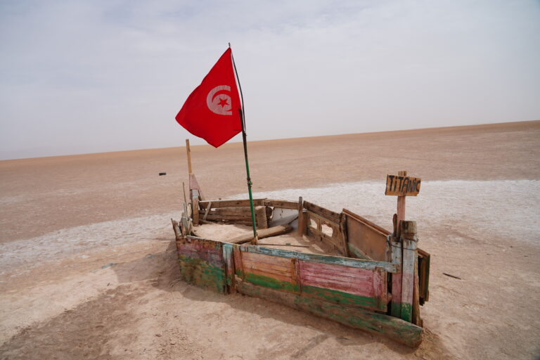 Vivre le désert tunisien pendant 2 jours et 1 nuit sous tente, c’est plonger dans un monde de silence, de lumière et d’authenticité. Chez SudTunisie.com , nous créons des expériences uniques, où chaque instant au cœur du Sahara devient un souvenir impérissable. Du lever du soleil sur les dunes dorées à la veillée étoilée autour du feu, tout est pensé pour vous offrir un voyage immersif, sécurisé et inoubliable. Une aventure saharienne authentique en 2 jours et 1 nuit Partir en circuit dans le Sud tunisien sur deux jours, c’est goûter à l’essentiel : la route vers le désert, les paysages changeants, les haltes dans les oasis et cette fameuse nuit en campement bédouin où le temps s’arrête. Nos circuits sont organisés au départ de Tunis, Hammamet, Sousse, Monastir, Sfax, Djerba, Gabès, Bizerte, Kélibia et Korba, avec des transferts confortables grâce à notre service navette aéroport . Chaque départ est garanti, et le parcours est modulable selon vos envies : découverte culturelle, aventure, détente ou immersion dans la vie nomade. 👉 Découvrez toutes nos formules sur Circuits Désert Tunisie Jour 1 : de la ville à la porte du désert Le matin, nous prenons la route vers le Sud tunisien. Les paysages défilent, passant des plaines fertiles aux étendues semi-désertiques. La traversée du Chott El Jérid, ce lac de sel mythique aux reflets argentés, est un moment fort : les mirages se dessinent à l’horizon, les couleurs changent à chaque kilomètre. Pause à Douz – la porte du Sahara Arrivés à Douz, surnommée la porte du désert, nous faisons une halte pour découvrir le souk local, les artisans de dattes et de cuir, puis nous préparons notre départ pour les dunes. Une balade à dos de dromadaire au coucher du soleil vous emmène dans un univers de sable et de silence. Les lumières s’adoucissent, le vent se calme, et le désert devient doré. Soirée et nuit sous tente bédouine Le soir, installation dans un campement traditionnel, au cœur des dunes. Le dîner est typiquement saharien : couscous au feu de bois, pain cuit dans le sable, dattes fraîches, thé à la menthe... Autour du feu, les chameliers partagent leur musique et leurs histoires du désert. Puis, vient le moment magique : lever les yeux vers un ciel constellé d’étoiles, d’une pureté absolue. Jour 2 : lever du soleil et route des oasis Le réveil dans le silence du Sahara est un instant rare. Le lever du soleil sur les dunes offre une palette de couleurs incroyables, du rose pâle à l’orange profond. Après le petit-déjeuner au campement, retour vers Douz, puis direction Matmata ou Tozeur, selon votre circuit. Option Matmata : les maisons troglodytes À Matmata, les habitants ont creusé leurs maisons dans la roche pour se protéger de la chaleur. Visiter une maison troglodyte, c’est entrer dans une autre époque, où chaque détail raconte une adaptation ingénieuse à la nature. C’est aussi ici que furent tournées plusieurs scènes mythiques de Star Wars. Option Tozeur : les oasis et les gorges de montagne Pour ceux qui préfèrent la nature, la route vers Tozeur dévoile la palmeraie de Nefta, les oasis de montagne de Chebika, Tamerza et Mides. Ces villages suspendus offrent des vues à couper le souffle sur des canyons et des cascades naturelles. Pour les amateurs de marche douce, découvrez notre randonnée montagne Sahara , une expérience sensorielle entre pierre, vent et lumière. Les temps forts du circuit 2 jours / 1 nuit Traversée du Chott El Jérid, le plus grand lac salé d’Afrique du Nord Balade à dos de dromadaire dans les dunes de Douz ou Ksar Ghilane Nuit sous tente bédouine authentique au cœur du désert Dîner traditionnel au feu de bois et veillée saharienne Lever du soleil magique sur les dunes Découverte des maisons troglodytes de Matmata ou des oasis de montagne de Tozeur Possibilité d’ajouter une excursion en quad, un bain thermal à Ksar Ghilane ou une visite de village berbère 👉 Réservez votre excursion en Tunisie dès aujourd’hui. Pourquoi vivre l’expérience SudTunisie.com ? Chez SudTunisie.com, nous ne vendons pas seulement un circuit : nous offrons une expérience humaine. Notre équipe locale, composée de guides passionnés et certifiés, veille à chaque détail pour faire de votre séjour une aventure fluide et mémorable. Notre engagement Départs garantis depuis toutes les grandes villes tunisiennes Véhicules confortables, chauffeurs professionnels Hébergements authentiques, campements sécurisés Repas faits maison à base de produits frais Assistance 24h/24 pendant toute la durée du voyage Et surtout, une philosophie : le respect de la nature et des habitants du désert. Chaque circuit est pensé pour préserver l’environnement et valoriser les traditions locales. Un service complet : du transfert à l’aventure Nous proposons un service tout compris, du moment où vous quittez votre hôtel ou votre ville jusqu’à votre retour. Grâce à notre service de navette aéroport , nous assurons vos transferts sans stress, que vous arriviez à Tunis, Djerba ou Monastir. Nos circuits peuvent être combinés avec : Une randonnée montagne Sahara pour les amateurs de marche Une nuit supplémentaire dans les oasis pour prolonger le plaisir Ou encore une visite culturelle à Tataouine, Chenini ou Ksar Haddada 👉 Consultez notre blog d’excursions en Tunisie pour plus d’idées de séjours. Conseils pratiques pour votre escapade saharienne Période idéale : de septembre à mai (températures agréables, lumières douces) Tenue recommandée : vêtements légers mais couvrants, lunettes de soleil, chapeau, crème solaire Nuit dans le désert : il peut faire frais, prévoyez un pull ou une veste chaude Accessoires utiles : lampe frontale, appareil photo, foulard (pour se protéger du vent et du sable) Hydratation : buvez régulièrement de petites gorgées Santé : le désert est sûr et sain, mais évitez l’exposition prolongée en plein midi Nos guides se chargent de tout le reste : logistique, repas, matériel et sécurité. Vous n’avez plus qu’à profiter. Des expériences personnalisées selon vos envies Vous rêvez d’un week-end romantique sous les étoiles ? Ou d’une aventure entre amis avec nuit en bivouac et quad dans les dunes ? Ou encore d’un voyage en famille pour faire découvrir le désert aux enfants ? Nos circuits s’adaptent à tous les styles : Découverte douce pour les familles Aventure pour les amateurs de sensations Évasion romantique pour les couples Expérience culturelle pour les passionnés d’histoire 👉 Demandez dès maintenant votre devis gratuit et recevez une proposition personnalisée sous 24h. Les témoignages de nos voyageurs Nos clients reviennent enchantés, souvent transformés par la beauté et la simplicité du Sahara. Voici quelques extraits de leurs avis : “Une nuit magique sous les étoiles, un guide adorable, un repas délicieux au feu de bois. On reviendra !” “Le circuit est parfaitement organisé, les paysages à couper le souffle.” “Merci à SudTunisie.com pour cette aventure humaine et dépaysante.” Découvrez plus d’avis ici : 👉 Avis TripAdvisor – Sud Tunisie Réservez votre aventure dès maintenant Le Sud tunisien est un trésor qui se mérite, un lieu où chaque minute devient un souvenir précieux. Que vous partiez depuis Tunis, Hammamet, Sousse, Monastir, Sfax, Djerba, Gabès, Bizerte, Kélibia ou Korba, notre équipe vous accompagne de bout en bout. 🌍 Explorez nos circuits : Circuits désert Tunisie 🚗 Transferts faciles : Service navette aéroport 🥾 Randonnées et nature : Randonnée montagne Sahara 🧭 Excursions culturelles : Excursion en Tunisie 📚 Inspiration et récits : Blog Sud Tunisie 📞 Contact & devis gratuit : Demander un devis ⭐ Avis clients : Voir les avis TripAdvisor Le mot de la fin Deux jours dans le désert peuvent suffire pour ressentir l’immensité du monde et la simplicité du bonheur. Sous le ciel clair du Sahara tunisien, on oublie le bruit, le stress, les écrans. On retrouve le goût du silence, le sourire des nomades, la beauté brute de la nature. Avec SudTunisie.com, cette aventure devient accessible, fluide, et profondément humaine. ✨ Vivez le désert, ressentez le Sud, écrivez votre propre légende.