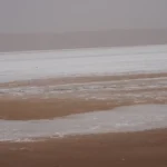 Dormir sous une tente au cœur du Sahara, se réveiller au lever du soleil face aux dunes dorées, siroter un thé à la menthe sous un ciel étoilé… Ce ne sont pas des images de carte postale, mais bien des moments que nous vous proposons de vivre avec nos circuits de 2 jours et une nuit sous tente dans le Sud tunisien. Chez SudTunisie.com , nous concevons des escapades inoubliables où authenticité, nature et rencontres humaines s'entrelacent pour créer une expérience unique. Un circuit de 2 jours idéal pour découvrir l’essence du Sahara tunisien Pas besoin de bloquer toute une semaine pour vivre la magie du désert. En seulement 2 jours et une nuit sous tente, nous vous offrons un condensé des merveilles sahariennes : dunes infinies, oasis cachées, balades en dromadaire, dîner traditionnel au feu de bois, et surtout ce moment rare où le silence du désert prend tout son sens. Nos circuits sont disponibles au départ de Tunis, Hammamet, Sousse, Monastir, Sfax, Djerba, Gabès, Bizerte, Kélibia et Korba, avec prise en charge complète, y compris les navettes aéroport si besoin. Voici un exemple de programme détaillé sur 2 jours : Jour 1 – Cap vers Douz et nuit magique sous les étoiles Départ le matin de votre ville (avec possibilité de navette aéroport SudTunisie ). Traversée du Chott El-Jérid, ce lac salé mythique aux mirages fascinants. Arrivée à Douz, la porte du désert. Accueil par notre équipe et pause déjeuner. Balade à dos de dromadaire dans les dunes rouges. Installation au campement saharien : tentes confortables, sanitaires sur place, feu de camp. Dîner berbère (couscous, pain de sable, dattes de Tozeur). Veillée sous les étoiles, musique traditionnelle ou silence contemplatif. Nuit paisible sous tente. Jour 2 – Oasis et découverte de Matmata Petit-déjeuner saharien face aux dunes. Départ vers Ksar Ghilane ou Matmata selon l’itinéraire choisi. Baignade dans une source chaude naturelle à Ksar Ghilane ou visite des habitations troglodytes de Matmata. Déjeuner typique chez l’habitant. Retour vers votre ville d’origine en fin d’après-midi. Ce circuit est totalement personnalisable selon vos envies. Demandez votre devis gratuit ici . Une expérience immersive au cœur du désert tunisien Dormir dans le désert, c’est s’offrir un luxe rare : celui de la déconnexion totale. Pas de Wi-Fi, pas de bruit urbain, juste le souffle du vent dans les palmiers, le crépitement du feu et les constellations qui dansent au-dessus de votre tente. Nos campements sont conçus pour allier confort et authenticité : Tentes spacieuses avec matelas et couvertures. Sanitaires propres. Cuisine locale sur place. Ambiance conviviale autour du feu. Nos circuits incluent aussi des balades encadrées par des guides locaux, véritables gardiens de la mémoire du désert. Leurs histoires, leurs chants, leur hospitalité rendent chaque instant encore plus précieux. Pour les plus curieux, explorez aussi nos options randonnée montagne Sahara pour combiner désert et reliefs. Circuit au départ de Tunis, Djerba, Monastir ou Sousse : c’est possible ! Pas besoin d’être basé à Tozeur pour vivre l’aventure. Nous avons pensé à tout : Départs réguliers depuis les grandes villes touristiques : Tunis, Hammamet, Sousse, Monastir, Sfax, Djerba, Gabès, Kélibia, Korba, Bizerte. Transferts confortables en minibus ou 4x4 climatisés. Accueil possible à votre hôtel ou à l’aéroport via notre service navette aéroport SudTunisie . Circuits optimisés en timing pour ne rien rater des moments forts : lever du soleil, coucher sur les dunes, nuit étoilée. Et pour encore plus d’inspiration, vous pouvez consulter tous nos itinéraires d’excursions en Tunisie ainsi que notre blog d’excursions pour découvrir les retours de voyageurs, les bons plans et les nouveautés. Une logistique simple et une équipe aux petits soins Nous croyons qu’un voyage réussi, c’est avant tout une organisation fluide et bienveillante. Dès votre demande de devis, notre équipe vous accompagne à chaque étape : Écoute personnalisée pour adapter le circuit à vos envies, votre rythme, votre point de départ. Réservation simple et rapide, avec confirmation en 24h. Accompagnement sur place avec guides francophones expérimentés. Sécurité et confort garantis, même en milieu saharien. Repas de qualité, adaptés à tous les régimes (végétarien, halal, sans gluten…). Le désert est beau, mais il peut être exigeant. Nous faisons le nécessaire pour que votre seule préoccupation soit de profiter de chaque instant. N’hésitez pas à consulter les avis clients sur TripAdvisor : ils parlent d’eux-mêmes. Combien coûte une excursion de 2 jours et 1 nuit sous tente ? Les tarifs varient en fonction du nombre de participants, du lieu de départ et des options choisies. Mais pour vous donner une idée : À partir de 220 TND par personne (base 4 personnes, au départ de Douz). Cela comprend : Transport aller-retour. 1 nuit en bivouac ou campement saharien. 2 repas complets + petit-déjeuner. Balade en dromadaire ou 4x4. Guide local. Assistance complète. Pour un devis détaillé selon votre lieu de départ et vos préférences, faites une demande ici 👉 Contact et devis gratuit Des options pour enrichir votre circuit : quad, hammam, ksour et plus encore Envie de pimenter un peu votre escapade ? Voici quelques extras que vous pouvez inclure dans votre circuit 2 jours / 1 nuit : Balade en quad dans les dunes de Ksar Ghilane. Massage ou hammam traditionnel à Tozeur ou Douz. Visite de Chenini ou Tataouine pour découvrir l’architecture des ksour. Nuit en tente haut de gamme avec sanitaires privatifs. Atelier cuisine ou tressage de feuilles de palmier avec des femmes du désert. Tout est modulable. C’est vous qui décidez du rythme et de l’intensité de votre aventure. Pour d’autres inspirations, découvrez nos circuits plus longs dans la section circuits désert Tunisie . SudTunisie.com : le choix de l’excellence pour une expérience 100% réussie Pourquoi nous choisir pour votre aventure saharienne de 2 jours / 1 nuit ? Parce que nous sommes une équipe locale passionnée, enracinée dans la région. Parce que nous connaissons chaque piste, chaque oasis, chaque histoire du désert. Parce que nous travaillons avec des guides et chauffeurs respectueux et bienveillants. Parce que nos circuits sont flexibles, accessibles à tous les budgets. Parce que nous avons déjà fait rêver des centaines de voyageurs, et que leurs avis le prouvent. Notre but n’est pas seulement de vous faire visiter le désert, mais de vous y faire sentir chez vous. Réservez votre expérience unique dès maintenant Que vous soyez en couple, en famille, entre amis ou même en solo, notre circuit de 2 jours et une nuit sous tente dans le Sud tunisien vous garantit une immersion hors du temps, dans un cadre naturel à couper le souffle. 🌍 Voir tous nos circuits ici : Sud Tunisie – Circuits désert 📩 Obtenir un devis gratuit et rapide : Demander un devis 🚌 Transferts inclus avec notre service navette aéroport 📖 Lire les retours de nos voyageurs : Avis TripAdvisor – Sud Tunisie 🗺️ Explorer nos autres excursions : Excursions Tunisie 📚 Articles, récits et conseils : Blog SudTunisie À très vite dans le désert, pour un voyage qui marquera votre mémoire à jamais.