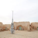 Passer Pâques ou Noël dans le Sahara tunisien, c’est choisir de vivre les fêtes autrement : loin des centres commerciaux, proche des dunes dorées, du ciel étoilé et d’une chaleur humaine authentique. Avec sudtunisie.com, nous organisons des circuits et excursions dans le désert spécialement pensés pour ces périodes de fête, afin que vous puissiez célébrer en famille, en couple ou entre amis, dans un décor à couper le souffle. Au programme : campements nomades, balades à dos de dromadaire, randonnées en montagne dans le Sahara, couchers de soleil sur les dunes, soirées autour du feu et repas traditionnels. Le tout avec une organisation clé en main, du transfert aéroport jusqu’au dernier thé à la menthe. Pâques et Noël dans le Sahara tunisien : une façon différente de fêter Les fêtes de Pâques et de Noël arrivent souvent avec leur lot de stress : cadeaux, repas à préparer, invités à gérer… Et si, cette année, vous décidiez de vous offrir des fêtes simples, dépaysantes et inoubliables au cœur du désert ? Dans le Sahara tunisien, les journées sont rythmées par la lumière : le lever de soleil sur les dunes, les pistes qui traversent le Chott El Jerid, les oasis de montagne comme Chebika ou Tamerza, puis la nuit qui tombe doucement sur le camp, avec des milliers d’étoiles. À Pâques, le climat est doux, les températures sont déjà agréables mais pas encore trop chaudes : idéal pour un circuit désert Tunisie en famille, avec des enfants. À Noël, l’air est plus frais, surtout le soir, mais l’ambiance est magique : réveillon sous la tente, feu de camp, musique locale, ciel pur et silence absolu. Pour découvrir tous nos circuits désert sur mesure, vous pouvez déjà explorer notre page dédiée : Circuits désert en Tunisie – sudtunisie.com . Circuits Sahara spécial Pâques : entre dunes, oasis et villages troglodytes Pour Pâques, nous proposons des circuits Sahara de 3 à 7 jours, entièrement modulables. L’idée est simple : vous permettre de profiter au maximum du désert, tout en gardant un bon équilibre entre heures de piste, visites et moments de détente. Un circuit typique Pâques peut par exemple inclure : Jour 1 : Arrivée et transfert Accueil à l’aéroport (Tozeur, Djerba, Tunis, selon votre vol) par notre équipe puis transfert confortable grâce à notre service de navette aéroport . Installation à l’hôtel, petite balade pour découvrir la ville (Tozeur, Douz ou Djerba, selon le point de départ) et briefing sur votre circuit. Jour 2 : Oasis de montagne et canyons Direction les montagnes de l’Atlas tunisien. Visite de Chebika, Tamerza ou Mides, avec leurs palmeraies, cascades et points de vue spectaculaires sur le désert. Pour les amoureux de marche, nous proposons une randonnée montagne & Sahara adaptée à votre niveau, avec un guide local qui connaît chaque sentier. Jour 3 : Entrée dans le Sahara, campement au milieu des dunes Cap sur Douz ou Ksar Ghilane : le paysage change, les dunes se rapprochent, les premiers dromadaires apparaissent. Installation dans un campement saharien : tentes confortables, douche chaude selon le camp, dîner typiquement tunisien. Balade au coucher de soleil, feu de camp, ciel étoilé… c’est souvent le moment préféré des voyageurs. Jour 4 : Journée saharienne, dromadaires ou 4x4 Au choix : randonnée chamelière (à dos de dromadaire) pour vivre le désert au rythme des nomades, ou excursion en 4x4 pour explorer plus loin les dunes et les anciens forts. Pause thé dans les dunes, déjeuner en plein désert, retour au camp ou prolongation vers un deuxième campement. Jour 5 : Villages troglodytes et retour Passage par Matmata et ses maisons troglodytes, une halte incontournable pour comprendre le mode de vie traditionnel. Retour vers l’aéroport ou prolongation de votre séjour sur la côte (Djerba, Monastir, Hammamet…). Pour des séjours plus courts, nous proposons aussi des excursions en Tunisie à la journée ou sur deux jours, idéales si vous êtes déjà dans un hôtel sur la côte et que vous souhaitez seulement goûter à l’ambiance du Sahara sans faire un grand circuit. Circuits Sahara spécial Noël et Nouvel An : réveillon sous les étoiles Passer Noël ou le Nouvel An dans le désert tunisien, c’est un souvenir qui marque toute une vie. Fini le réveillon classique à table, place à une soirée : dans un campement saharien, avec dîner spécial fêtes (couscous, méchoui, pâtisseries tunisiennes), musique traditionnelle, et, selon les demandes, un moment de partage pour marquer Noël (échange symbolique de cadeaux, prière personnelle, temps de silence). Nos circuits Noël / Nouvel An combinent généralement : Visite des oasis et des ksour (vieux greniers berbères), Nuits sous tente dans le désert, Balades au lever et au coucher du soleil, et, bien sûr, une soirée de réveillon organisée avec soin. Nous limitons volontairement la taille des groupes pour garder une ambiance conviviale et authentique. Il est également possible de privatiser le circuit pour votre famille ou votre groupe d’amis. Pour voir l’ensemble des propositions et vous inspirer, consultez : Circuits désert – Sahara Tunisie . Et si vous avez déjà une idée précise de vos dates et de votre budget, vous pouvez demander une offre personnalisée ici : Devis gratuit pour un voyage désert en Tunisie . Exemple de programme Pâques : 5 jours de dépaysement total Pour vous aider à vous projeter, voici un exemple de circuit Sahara Pâques sur 5 jours : Jour 1 : Tozeur – Palmeraie et vieille ville Accueil à l’aéroport, transfert à l’hôtel. Balade dans la palmeraie de Tozeur, découverte de la vieille ville au décor ocre, ruelles étroites, portes en bois sculptées. Dîner et nuit à l’hôtel. Jour 2 : Oasis de montagne et Star Wars Départ en 4x4 pour les oasis de montagne : Chebika, Tamerza, Mides. Petite randonnée de niveau facile pour admirer les gorges, les palmiers, les cascades. Pique-nique ou déjeuner dans un petit restaurant local. L’après-midi, visite d’un décor de film (Star Wars) dans le désert, puis retour à Tozeur ou départ vers Douz pour la nuit. Jour 3 : Douz – Porte du désert – Campement saharien Route vers Douz, “la porte du Sahara”. Balade à dos de dromadaire ou en quad (optionnel) au milieu des dunes. En fin de journée, transfert vers le campement dans le désert. Coucher de soleil, dîner sous tente, musique traditionnelle. Les enfants adorent ce moment, les adultes retrouvent une simplicité qu’on a tendance à oublier. Jour 4 : Journée dans le désert – Pique-nique saharien Balade à pied ou à dos de dromadaire jusqu’à un point de vue. Déjeuner en mode pique-nique dans les dunes, retour au camp pour un temps libre : prendre des photos, lire, discuter avec les guides, observer le ciel. Le soir, petite “soirée de Pâques” si vous le souhaitez, avec un temps de partage adapté à votre famille. Jour 5 : Retour et derniers achats Retour vers Tozeur, arrêt dans des ateliers d’artisanat (dattes, tapis, poterie). Temps libre pour acheter quelques souvenirs avant votre vol. Pour plus d’idées et de récits de voyages, vous pouvez consulter notre blog des excursions en Tunisie , où nous partageons des conseils, des expériences de voyageurs et des inspirations pour vos prochaines vacances. Exemple de programme Noël : 6 jours de magie saharienne Un circuit Noël dans le Sahara tunisien peut suivre une structure similaire, avec quelques touches spéciales liées aux fêtes : Jour 1 : Arrivée – installation – découverte Accueil et transfert, installation à l’hôtel, présentation du programme. Ambiance déjà festive, car vous savez que vous allez passer Noël autrement. Jour 2 : Chott El Jerid et premières dunes Traversée du Chott El Jerid, ce grand lac salé qui offre des reflets incroyables. Arrêts photo, puis route vers Douz ou Ksar Ghilane. Installation en campement ou à l’hôtel selon votre choix de confort. Jour 3 : Veillée de Noël dans le camp Journée d’excursion dans le désert, puis préparation de la soirée de Noël : dîner plus festif, gâteau ou dessert spécial, possibilité d’échanges de petits cadeaux, contemplation des étoiles. Ce n’est pas un Noël “commercial”, mais un moment sincère, simple, parfait pour se recentrer sur l’essentiel. Jour 4 : Dunes, ksour et villages berbères Découverte de vieux greniers comme Ksar Ouled Soltane ou d’autres ksour selon votre itinéraire, visite de villages berbères, immersion dans le patrimoine du sud tunisien. Jour 5 : Temps libre et détente Spa à l’hôtel (si disponible), balade libre, dernière balade à dos de dromadaire ou en 4x4. Selon vos envies, nous adaptons cette journée. Jour 6 : Retour Transfert vers l’aéroport, dernier café, promesse de revenir un jour pour un autre circuit. Si vous aimez combiner désert et marche, n’hésitez pas à regarder nos programmes de randonnée montagne & Sahara qui s’intègrent très bien à ce type de séjour. Pour quels voyageurs sont faits ces circuits Pâques et Noël ? Les circuits et excursions Sahara pour Pâques et Noël que nous proposons sont adaptés à différents profils : Familles avec enfants : Les étapes sont pensées pour éviter de trop longues heures de route d’un coup. Les enfants adorent les dromadaires, le sable, les histoires autour du feu. Nous adaptons le rythme en fonction de l’âge des plus jeunes. Couples : Pour fêter un Noël ou une Pâque romantique, le désert est un décor naturellement parfait. Un coucher de soleil sur les dunes, une tente confortable, un ciel étoilé… difficile de faire plus magique. Groupes d’amis : Entre amis, l’ambiance est garantie. Les soirées autour du feu, les moments de rire dans le 4x4, les photos dans les dunes… Tout s’y prête. Voyageurs solo : Le Sahara est un endroit idéal pour faire une pause, réfléchir, se recentrer. Dans nos circuits, vous n’êtes jamais livré à vous-même : l’équipe est là, le groupe aussi, et vous vous sentez vite intégré. Organisation pratique : transferts, navette aéroport, confort et sécurité Nous savons que partir dans le désert peut impressionner. C’est pour cela que nous mettons l’accent sur : La logistique : Dès votre arrivée en Tunisie, vous pouvez réserver notre service de navette aéroport . Nous venons vous chercher et nous vous ramenons à la fin du séjour. Pas besoin de négocier un taxi à la dernière minute. Le confort : Selon vos envies, vous pouvez choisir des campements plus simples et authentiques ou des versions plus confortables (tentes avec lit, sanitaires, parfois même piscine dans certains hôtels étapes). Lors de votre demande de devis gratuit , nous discutons ensemble de votre niveau de confort souhaité. La sécurité : Les circuits sont encadrés par des guides et chauffeurs professionnels, qui connaissent parfaitement la région. Les itinéraires sont choisis en fonction des conditions du moment et des consignes officielles. La flexibilité : Pâques et Noël sont des périodes demandées, mais chaque famille, chaque couple a ses particularités. Nous adaptons les dates, la durée, les activités en fonction de vos envies. Pourquoi choisir sudtunisie.com pour votre circuit et excursion Sahara ? Plus qu’un simple site web, sudtunisie.com est une équipe sur le terrain, basée dans le sud tunisien, au plus près du Sahara. Nous travaillons avec des guides, chauffeurs, hébergeurs et campements qui partagent nos valeurs : authenticité, respect des populations locales, sécurité, petites structures humaines. Vous pouvez d’ailleurs lire les retours de nos voyageurs sur notre page dédiée : Avis Sud Tunisie sur TripAdvisor . Ces avis reflètent ce que nous mettons en avant dans chaque voyage : Accueil chaleureux, organisation sérieuse, ambiance conviviale, et surtout, des souvenirs tellement forts que beaucoup de voyageurs reviennent avec leurs proches. Nos circuits couvrent tout le sud : Tozeur, Douz, Matmata, Ksar Ghilane, les oasis de montagne, les ksour, les villages berbères… En combinant les circuits désert , les excursions en Tunisie et les randonnées montagne & Sahara , nous construisons avec vous un voyage qui vous ressemble vraiment. Comment réserver votre circuit Sahara pour Pâques ou Noël ? Réserver votre circuit Sahara pour Pâques ou Noël en Tunisie avec sudtunisie.com se fait en quelques étapes simples : Vous inspirez Parcourez nos pages : Circuits désert – Sahara Tunisie Excursions en Tunisie Randonnée montagne & Sahara Blog excursions Tunisie pour trouver le style de voyage qui vous correspond. Nous demander un devis personnalisé Indiquez vos dates (Pâques, Noël, Nouvel An), le nombre de personnes, l’âge des enfants, votre budget approximatif, vos envies (plus de désert, plus de marche, plus de culture…). Remplissez le formulaire sur : Devis voyage désert – gratuit et sans engagement . Affiner ensemble votre programme Nous ajustons l’itinéraire (nombre de nuits dans le désert, types d’hébergements, activités optionnelles) jusqu’à ce qu’il vous convienne parfaitement. Confirmer et préparer vos valises Une fois le programme validé, vous recevez toutes les informations pratiques : que prendre, quelles températures prévoir, comment se passe la navette aéroport, etc. En choisissant de célébrer Pâques ou Noël dans le Sahara tunisien avec sudtunisie.com, vous offrez à vos proches bien plus qu’un simple voyage : un moment suspendu, hors du temps, entre dunes et étoiles, qui restera gravé dans la mémoire de chacun.