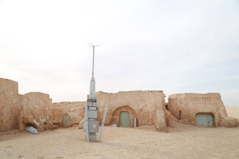 Passer Pâques ou Noël dans le Sahara tunisien, c’est choisir de vivre les fêtes autrement : loin des centres commerciaux, proche des dunes dorées, du ciel étoilé et d’une chaleur humaine authentique. Avec sudtunisie.com, nous organisons des circuits et excursions dans le désert spécialement pensés pour ces périodes de fête, afin que vous puissiez célébrer en famille, en couple ou entre amis, dans un décor à couper le souffle. Au programme : campements nomades, balades à dos de dromadaire, randonnées en montagne dans le Sahara, couchers de soleil sur les dunes, soirées autour du feu et repas traditionnels. Le tout avec une organisation clé en main, du transfert aéroport jusqu’au dernier thé à la menthe. Pâques et Noël dans le Sahara tunisien : une façon différente de fêter Les fêtes de Pâques et de Noël arrivent souvent avec leur lot de stress : cadeaux, repas à préparer, invités à gérer… Et si, cette année, vous décidiez de vous offrir des fêtes simples, dépaysantes et inoubliables au cœur du désert ? Dans le Sahara tunisien, les journées sont rythmées par la lumière : le lever de soleil sur les dunes, les pistes qui traversent le Chott El Jerid, les oasis de montagne comme Chebika ou Tamerza, puis la nuit qui tombe doucement sur le camp, avec des milliers d’étoiles. À Pâques, le climat est doux, les températures sont déjà agréables mais pas encore trop chaudes : idéal pour un circuit désert Tunisie en famille, avec des enfants. À Noël, l’air est plus frais, surtout le soir, mais l’ambiance est magique : réveillon sous la tente, feu de camp, musique locale, ciel pur et silence absolu. Pour découvrir tous nos circuits désert sur mesure, vous pouvez déjà explorer notre page dédiée : Circuits désert en Tunisie – sudtunisie.com . Circuits Sahara spécial Pâques : entre dunes, oasis et villages troglodytes Pour Pâques, nous proposons des circuits Sahara de 3 à 7 jours, entièrement modulables. L’idée est simple : vous permettre de profiter au maximum du désert, tout en gardant un bon équilibre entre heures de piste, visites et moments de détente. Un circuit typique Pâques peut par exemple inclure : Jour 1 : Arrivée et transfert Accueil à l’aéroport (Tozeur, Djerba, Tunis, selon votre vol) par notre équipe puis transfert confortable grâce à notre service de navette aéroport . Installation à l’hôtel, petite balade pour découvrir la ville (Tozeur, Douz ou Djerba, selon le point de départ) et briefing sur votre circuit. Jour 2 : Oasis de montagne et canyons Direction les montagnes de l’Atlas tunisien. Visite de Chebika, Tamerza ou Mides, avec leurs palmeraies, cascades et points de vue spectaculaires sur le désert. Pour les amoureux de marche, nous proposons une randonnée montagne & Sahara adaptée à votre niveau, avec un guide local qui connaît chaque sentier. Jour 3 : Entrée dans le Sahara, campement au milieu des dunes Cap sur Douz ou Ksar Ghilane : le paysage change, les dunes se rapprochent, les premiers dromadaires apparaissent. Installation dans un campement saharien : tentes confortables, douche chaude selon le camp, dîner typiquement tunisien. Balade au coucher de soleil, feu de camp, ciel étoilé… c’est souvent le moment préféré des voyageurs. Jour 4 : Journée saharienne, dromadaires ou 4x4 Au choix : randonnée chamelière (à dos de dromadaire) pour vivre le désert au rythme des nomades, ou excursion en 4x4 pour explorer plus loin les dunes et les anciens forts. Pause thé dans les dunes, déjeuner en plein désert, retour au camp ou prolongation vers un deuxième campement. Jour 5 : Villages troglodytes et retour Passage par Matmata et ses maisons troglodytes, une halte incontournable pour comprendre le mode de vie traditionnel. Retour vers l’aéroport ou prolongation de votre séjour sur la côte (Djerba, Monastir, Hammamet…). Pour des séjours plus courts, nous proposons aussi des excursions en Tunisie à la journée ou sur deux jours, idéales si vous êtes déjà dans un hôtel sur la côte et que vous souhaitez seulement goûter à l’ambiance du Sahara sans faire un grand circuit. Circuits Sahara spécial Noël et Nouvel An : réveillon sous les étoiles Passer Noël ou le Nouvel An dans le désert tunisien, c’est un souvenir qui marque toute une vie. Fini le réveillon classique à table, place à une soirée : dans un campement saharien, avec dîner spécial fêtes (couscous, méchoui, pâtisseries tunisiennes), musique traditionnelle, et, selon les demandes, un moment de partage pour marquer Noël (échange symbolique de cadeaux, prière personnelle, temps de silence). Nos circuits Noël / Nouvel An combinent généralement : Visite des oasis et des ksour (vieux greniers berbères), Nuits sous tente dans le désert, Balades au lever et au coucher du soleil, et, bien sûr, une soirée de réveillon organisée avec soin. Nous limitons volontairement la taille des groupes pour garder une ambiance conviviale et authentique. Il est également possible de privatiser le circuit pour votre famille ou votre groupe d’amis. Pour voir l’ensemble des propositions et vous inspirer, consultez : Circuits désert – Sahara Tunisie . Et si vous avez déjà une idée précise de vos dates et de votre budget, vous pouvez demander une offre personnalisée ici : Devis gratuit pour un voyage désert en Tunisie . Exemple de programme Pâques : 5 jours de dépaysement total Pour vous aider à vous projeter, voici un exemple de circuit Sahara Pâques sur 5 jours : Jour 1 : Tozeur – Palmeraie et vieille ville Accueil à l’aéroport, transfert à l’hôtel. Balade dans la palmeraie de Tozeur, découverte de la vieille ville au décor ocre, ruelles étroites, portes en bois sculptées. Dîner et nuit à l’hôtel. Jour 2 : Oasis de montagne et Star Wars Départ en 4x4 pour les oasis de montagne : Chebika, Tamerza, Mides. Petite randonnée de niveau facile pour admirer les gorges, les palmiers, les cascades. Pique-nique ou déjeuner dans un petit restaurant local. L’après-midi, visite d’un décor de film (Star Wars) dans le désert, puis retour à Tozeur ou départ vers Douz pour la nuit. Jour 3 : Douz – Porte du désert – Campement saharien Route vers Douz, “la porte du Sahara”. Balade à dos de dromadaire ou en quad (optionnel) au milieu des dunes. En fin de journée, transfert vers le campement dans le désert. Coucher de soleil, dîner sous tente, musique traditionnelle. Les enfants adorent ce moment, les adultes retrouvent une simplicité qu’on a tendance à oublier. Jour 4 : Journée dans le désert – Pique-nique saharien Balade à pied ou à dos de dromadaire jusqu’à un point de vue. Déjeuner en mode pique-nique dans les dunes, retour au camp pour un temps libre : prendre des photos, lire, discuter avec les guides, observer le ciel. Le soir, petite “soirée de Pâques” si vous le souhaitez, avec un temps de partage adapté à votre famille. Jour 5 : Retour et derniers achats Retour vers Tozeur, arrêt dans des ateliers d’artisanat (dattes, tapis, poterie). Temps libre pour acheter quelques souvenirs avant votre vol. Pour plus d’idées et de récits de voyages, vous pouvez consulter notre blog des excursions en Tunisie , où nous partageons des conseils, des expériences de voyageurs et des inspirations pour vos prochaines vacances. Exemple de programme Noël : 6 jours de magie saharienne Un circuit Noël dans le Sahara tunisien peut suivre une structure similaire, avec quelques touches spéciales liées aux fêtes : Jour 1 : Arrivée – installation – découverte Accueil et transfert, installation à l’hôtel, présentation du programme. Ambiance déjà festive, car vous savez que vous allez passer Noël autrement. Jour 2 : Chott El Jerid et premières dunes Traversée du Chott El Jerid, ce grand lac salé qui offre des reflets incroyables. Arrêts photo, puis route vers Douz ou Ksar Ghilane. Installation en campement ou à l’hôtel selon votre choix de confort. Jour 3 : Veillée de Noël dans le camp Journée d’excursion dans le désert, puis préparation de la soirée de Noël : dîner plus festif, gâteau ou dessert spécial, possibilité d’échanges de petits cadeaux, contemplation des étoiles. Ce n’est pas un Noël “commercial”, mais un moment sincère, simple, parfait pour se recentrer sur l’essentiel. Jour 4 : Dunes, ksour et villages berbères Découverte de vieux greniers comme Ksar Ouled Soltane ou d’autres ksour selon votre itinéraire, visite de villages berbères, immersion dans le patrimoine du sud tunisien. Jour 5 : Temps libre et détente Spa à l’hôtel (si disponible), balade libre, dernière balade à dos de dromadaire ou en 4x4. Selon vos envies, nous adaptons cette journée. Jour 6 : Retour Transfert vers l’aéroport, dernier café, promesse de revenir un jour pour un autre circuit. Si vous aimez combiner désert et marche, n’hésitez pas à regarder nos programmes de randonnée montagne & Sahara qui s’intègrent très bien à ce type de séjour. Pour quels voyageurs sont faits ces circuits Pâques et Noël ? Les circuits et excursions Sahara pour Pâques et Noël que nous proposons sont adaptés à différents profils : Familles avec enfants : Les étapes sont pensées pour éviter de trop longues heures de route d’un coup. Les enfants adorent les dromadaires, le sable, les histoires autour du feu. Nous adaptons le rythme en fonction de l’âge des plus jeunes. Couples : Pour fêter un Noël ou une Pâque romantique, le désert est un décor naturellement parfait. Un coucher de soleil sur les dunes, une tente confortable, un ciel étoilé… difficile de faire plus magique. Groupes d’amis : Entre amis, l’ambiance est garantie. Les soirées autour du feu, les moments de rire dans le 4x4, les photos dans les dunes… Tout s’y prête. Voyageurs solo : Le Sahara est un endroit idéal pour faire une pause, réfléchir, se recentrer. Dans nos circuits, vous n’êtes jamais livré à vous-même : l’équipe est là, le groupe aussi, et vous vous sentez vite intégré. Organisation pratique : transferts, navette aéroport, confort et sécurité Nous savons que partir dans le désert peut impressionner. C’est pour cela que nous mettons l’accent sur : La logistique : Dès votre arrivée en Tunisie, vous pouvez réserver notre service de navette aéroport . Nous venons vous chercher et nous vous ramenons à la fin du séjour. Pas besoin de négocier un taxi à la dernière minute. Le confort : Selon vos envies, vous pouvez choisir des campements plus simples et authentiques ou des versions plus confortables (tentes avec lit, sanitaires, parfois même piscine dans certains hôtels étapes). Lors de votre demande de devis gratuit , nous discutons ensemble de votre niveau de confort souhaité. La sécurité : Les circuits sont encadrés par des guides et chauffeurs professionnels, qui connaissent parfaitement la région. Les itinéraires sont choisis en fonction des conditions du moment et des consignes officielles. La flexibilité : Pâques et Noël sont des périodes demandées, mais chaque famille, chaque couple a ses particularités. Nous adaptons les dates, la durée, les activités en fonction de vos envies. Pourquoi choisir sudtunisie.com pour votre circuit et excursion Sahara ? Plus qu’un simple site web, sudtunisie.com est une équipe sur le terrain, basée dans le sud tunisien, au plus près du Sahara. Nous travaillons avec des guides, chauffeurs, hébergeurs et campements qui partagent nos valeurs : authenticité, respect des populations locales, sécurité, petites structures humaines. Vous pouvez d’ailleurs lire les retours de nos voyageurs sur notre page dédiée : Avis Sud Tunisie sur TripAdvisor . Ces avis reflètent ce que nous mettons en avant dans chaque voyage : Accueil chaleureux, organisation sérieuse, ambiance conviviale, et surtout, des souvenirs tellement forts que beaucoup de voyageurs reviennent avec leurs proches. Nos circuits couvrent tout le sud : Tozeur, Douz, Matmata, Ksar Ghilane, les oasis de montagne, les ksour, les villages berbères… En combinant les circuits désert , les excursions en Tunisie et les randonnées montagne & Sahara , nous construisons avec vous un voyage qui vous ressemble vraiment. Comment réserver votre circuit Sahara pour Pâques ou Noël ? Réserver votre circuit Sahara pour Pâques ou Noël en Tunisie avec sudtunisie.com se fait en quelques étapes simples : Vous inspirez Parcourez nos pages : Circuits désert – Sahara Tunisie Excursions en Tunisie Randonnée montagne & Sahara Blog excursions Tunisie pour trouver le style de voyage qui vous correspond. Nous demander un devis personnalisé Indiquez vos dates (Pâques, Noël, Nouvel An), le nombre de personnes, l’âge des enfants, votre budget approximatif, vos envies (plus de désert, plus de marche, plus de culture…). Remplissez le formulaire sur : Devis voyage désert – gratuit et sans engagement . Affiner ensemble votre programme Nous ajustons l’itinéraire (nombre de nuits dans le désert, types d’hébergements, activités optionnelles) jusqu’à ce qu’il vous convienne parfaitement. Confirmer et préparer vos valises Une fois le programme validé, vous recevez toutes les informations pratiques : que prendre, quelles températures prévoir, comment se passe la navette aéroport, etc. En choisissant de célébrer Pâques ou Noël dans le Sahara tunisien avec sudtunisie.com, vous offrez à vos proches bien plus qu’un simple voyage : un moment suspendu, hors du temps, entre dunes et étoiles, qui restera gravé dans la mémoire de chacun.