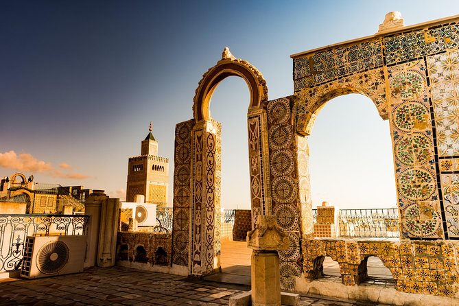 Organiser une excursion Tunis Médina, Carthage et Sidi Bou Saïd en une seule journée, sans stress et sans perte de temps, c’est exactement ce que nous proposons. Avec sudtunisie.com, nous venons vous chercher à l’adresse que vous voulez – hôtel, maison, Airbnb, port ou aéroport – et nous vous accompagnons du début à la fin pour une journée complète entre histoire, culture et art de vivre tunisien. En une seule excursion, vous découvrez : La Médina de Tunis, classée au patrimoine mondial de l’UNESCO Les sites archéologiques de Carthage, berceau d’une civilisation millénaire Le village bleu et blanc de Sidi Bou Saïd, perché au-dessus de la mer Le tout dans un véhicule confortable, avec un guide professionnel, à votre rythme, et avec un départ depuis l’adresse de votre choix dans le Grand Tunis. Excursion Médina de Tunis, Carthage et Sidi Bou Saïd : une journée complète, tout compris Cette excursion privée ou en petit groupe est pensée pour celles et ceux qui veulent profiter au maximum de leur journée à Tunis. Au lieu de courir d’un taxi à l’autre, vous avez un seul interlocuteur, un seul véhicule, un seul programme fluide, sans stress. Pendant cette journée, nous prenons en charge : Le transport : prise en charge et retour à l’adresse indiquée L’accompagnement par un guide francophone ou multilingue Les visites principales de la Médina, de Carthage et de Sidi Bou Saïd Des pauses adaptées : café, déjeuner, temps libre pour photos et shopping L’idée est simple : vous laisser profiter, nous nous occupons de l’organisation. Que vous soyez en couple, en famille, entre amis ou en voyage d’affaires avec une journée libre, cette excursion Tunis Médina Carthage Sidi Bou Saïd vous permet d’avoir une vue globale, riche et agréable de l’essentiel de Tunis et de sa région. Départ depuis l’adresse de votre choix : un service porte-à-porte dans le Grand Tunis L’un des grands avantages de notre excursion est la flexibilité du départ. Nous venons vous chercher là où vous êtes : Hôtel à Tunis Centre, Berges du Lac, La Marsa, La Goulette, Gammarth… Maison de famille ou logement Airbnb Port de croisière (La Goulette) Aéroport de Tunis-Carthage (selon horaires de vol) Plus besoin de réfléchir aux bus, aux plans, aux trajets compliqués. Dès le matin, votre chauffeur-guide sonne à votre porte, vous salue, charge vos affaires (eau, chapeaux, appareil photo…) et la journée peut commencer. Nous adaptons l’heure de départ en fonction de : Votre lieu de prise en charge La saison (pour éviter la grosse chaleur et les embouteillages) Votre rythme : familles avec enfants, seniors, groupe dynamique, etc. Cette souplesse fait partie de notre façon de concevoir le voyage : sur mesure, mais simple à vivre. Matin à Tunis : immersion dans la Médina, cœur historique et vivant de la capitale Découvrir la Médina : ruelles, souks et monuments historiques Votre excursion à Tunis commence généralement par la Médina, l’âme de la ville. Dès que vous passez la porte de la Médina, vous sentez que vous entrez dans un autre monde : ruelles étroites, odeurs d’épices, échoppes colorées, artisans au travail… Votre guide vous fait découvrir : Bab El Bhar (Porte de France), la frontière symbolique entre ville moderne et Médina Les souks traditionnels : souk des parfumeurs, des bijoutiers, des tapis, des babouches… Les fondouks, anciens caravansérails où commerçants et voyageurs s’arrêtaient autrefois Les façades des anciennes madrasas (écoles coraniques) et maisons patriciennes Nous prenons le temps d’expliquer les codes de la Médina, ses quartiers, son organisation, son histoire. Vous ne faites pas que traverser les ruelles : vous comprenez ce que vous voyez. La Grande Mosquée Zitouna (vue extérieure) et les toits de la Médina Parmi les points forts, la Grande Mosquée Zitouna, centre spirituel de la ville. Selon les jours et les possibilités, vous pouvez admirer : La cour intérieure depuis l’un des passages voisins Les toits de la Médina, accessibles par certains souks, offrant une vue panoramique incroyable sur les coupoles, minarets et toits en terrasse Ces moments sont parfaits pour les photos et pour sentir l’énergie de la Médina vue d’en haut. Temps libre et dégustations locales Nous prévoyons aussi du temps libre pour : Acheter quelques souvenirs (épices, céramique, artisanat, cuir…) Tester un thé aux pignons ou un café traditionnel Déguster une pâtisserie tunisienne La Médina de Tunis n’est pas un musée figé, c’est un quartier vivant où les Tunisiens vont au travail, prient, discutent, négocient, se retrouvent. Vous faites partie de cette vie le temps d’une matinée. Sur les traces de Carthage : visite des sites archéologiques et vue sur la baie de Tunis Après la Médina, votre excursion se poursuit vers Carthage, à quelques kilomètres de là. Le paysage change, on longe parfois la mer, on traverse des quartiers résidentiels, puis vous arrivez dans un site chargé d’histoire. Carthage, cité punique et romaine Votre guide vous aide à imaginer la grandeur de la cité de Carthage, autrefois rivale de Rome. Selon le temps et vos préférences, nous visitons : Les Thermes d’Antonin, face à la mer, l’un des plus grands complexes thermaux romains La colline de Byrsa, avec sa vue panoramique sur la ville et la baie Les ports puniques, témoignage de l’ingénierie navale carthaginoise D’autres vestiges archéologiques (théâtre, villas, citernes…) selon le programme et l’horaire Au lieu de vous assommer de dates, nous aimons raconter Carthage : ses héros, ses batailles, son lien avec la Tunisie d’aujourd’hui. Vous percevez alors l’importance de cette terre, au croisement de la Méditerranée. Pause déjeuner entre mer et histoire En fonction du circuit, le déjeuner peut être prévu dans un restaurant proche de Carthage ou en route vers Sidi Bou Saïd. Cuisine tunisienne, poissons frais, couscous, salades variées… nous vous orientons vers des adresses de confiance, adaptées à votre budget. Après-midi à Sidi Bou Saïd : village bleu et blanc, cafés mythiques et vue sur la mer L’excursion se poursuit vers Sidi Bou Saïd, l’un des villages les plus célèbres de Tunisie. Dès l’entrée, vous êtes frappé par le bleu intense des portes et le blanc éclatant des façades. Balade guidée dans le village Nous vous emmenons à travers les ruelles pavées : Portes sculptées, heurtoirs en laiton, bougainvilliers débordant des murs Balcons en fer forgé, fenêtres bleues, escaliers bordés de pots de fleurs Petites boutiques d’artisans, peintres, vendeurs de mosaïques et de bijoux Votre guide vous raconte l’histoire du village, son lien avec les artistes et écrivains qui y ont séjourné, et vous montre les meilleurs points de vue pour admirer le golfe de Tunis. Cafés traditionnels et temps libre Vous avez ensuite du temps libre pour : Prendre un thé à la menthe, un café turc ou un jus frais dans l’un des cafés traditionnels Vous installer face à la mer, profiter du panorama, simplement prendre le temps Flâner, faire des photos, acheter un souvenir (tableaux, céramique, artisanat local) Beaucoup de voyageurs apprécient ce moment pour finir la journée en douceur, loin du bruit de la ville. Une excursion personnalisable, adaptée à votre rythme et à votre style de voyage Chaque excursion Tunis Médina, Carthage et Sidi Bou Saïd avec sudtunisie.com peut être ajustée : Rythme plus tranquille pour les familles et les seniors Programme plus dense pour les passionnés d’histoire et de culture Option shopping plus longue dans la Médina Temps libre étendu à Sidi Bou Saïd pour les amateurs de photographie Nous construisons la journée avec vous, selon ce que vous aimez : beaucoup de visites ? Plus de détente ? Davantage de temps en terrasse ? Vous choisissez, nous organisons. Ce qui est inclus dans votre excursion avec sudtunisie.com En réservant votre excursion Tunis Médina Carthage Sidi Bou Saïd chez nous, vous bénéficiez d’un ensemble de services pensés pour votre confort : Prise en charge à l’adresse de votre choix dans le Grand Tunis Transport en véhicule climatisé, adapté à la taille de votre groupe Chauffeur professionnel et guide qualifié Itinéraire optimisé pour éviter la perte de temps et les embouteillages excessifs Assistance tout au long de la journée (conseils, traduction, organisation sur place) Sur demande, nous pouvons aussi intégrer : Entrées aux principaux sites (selon formule) Déjeuner dans un restaurant sélectionné Options spécifiques (anniversaire, surprise romantique, photographie, etc.) Cette excursion d’une journée peut également s’intégrer dans un voyage plus long en Tunisie. Si vous souhaitez, par exemple, combiner la découverte de Tunis et du littoral avec une immersion dans le désert, nous proposons aussi des circuits dans le Sud et le Sahara. Vous pouvez les découvrir ici : 👉 Circuits désert Sud Tunisie Conseils pratiques pour profiter au maximum de votre excursion Pour que votre excursion à Tunis, Carthage et Sidi Bou Saïd se déroule dans les meilleures conditions, nous recommandons : Porter des chaussures confortables, car il y a un peu de marche (surtout dans la Médina et à Sidi Bou Saïd) Prévoir un chapeau, des lunettes de soleil et de la crème solaire, surtout au printemps et en été Avoir un petit sac à dos pour votre bouteille d’eau, appareil photo, documents Garder un peu de monnaie locale pour les cafés, les souvenirs ou les pourboires En hiver, prévoir un gilet ou une veste : les soirées peuvent être fraîches, même si la journée est douce Nous sommes là pour vous conseiller avant votre arrivée et adapter l’organisation en fonction de la saison et de vos besoins. Pourquoi choisir sudtunisie.com pour votre excursion Tunis Médina, Carthage et Sidi Bou Saïd ? Choisir sudtunisie.com, c’est profiter : D’une équipe professionnelle, habituée à organiser des excursions pour des voyageurs individuels, des familles, des groupes et des entreprises D’un service sur mesure, avec départ depuis l’adresse que vous voulez D’un contact direct, sans intermédiaire compliqué D’une connaissance profonde de la destination, aussi bien sur le plan historique que pratique Nous ne nous contentons pas de “vous montrer” les lieux : nous aimons les faire vivre, raconter les anecdotes, donner des repères pour que vous compreniez vraiment ce que vous visitez. Une excursion clé en main, et la porte ouverte sur d’autres voyages en Tunisie Cette excursion Tunis Médina, Carthage et Sidi Bou Saïd au départ de l’adresse de votre choix est idéale : Pour une première découverte de Tunis Comme journée d’excursion lors d’un séjour balnéaire à Hammamet ou Gammarth Comme pause culturelle lors d’un voyage plus long en Tunisie Et si cette journée vous donne envie d’aller plus loin, sachez que nous proposons également des circuits plus longs vers le Sud tunisien et le désert, combinant culture, nature et aventure. Vous trouverez des idées d’itinéraires, des circuits de plusieurs jours et des programmes personnalisés sur notre page dédiée : 👉 Circuits désert – sudtunisie.com En réservant votre excursion Tunis Médina, Carthage et Sidi Bou Saïd, vous choisissez une expérience complète, fluide et chaleureuse, avec départ depuis l’adresse que vous voulez et accompagnement de A à Z. Une journée qui résume à elle seule ce que Tunis et sa région ont de plus beau à offrir : histoire, diversité, couleurs, mer, soleil… et cette hospitalité tunisienne qui donne envie de revenir.