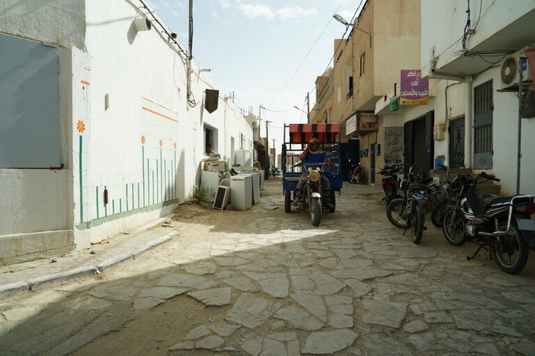 Vous rêvez d’un circuit privé dans le Sahara tunisien où chaque détail est pensé pour vous, sans foule, sans horaires imposés, et avec un guide passionné qui vous ouvre les portes d’un désert grandiose ? C’est exactement ce que nous proposons. Chez sudtunisie.com, nous concevons des excursions sur-mesure et des itinéraires immersifs, au départ de Tunis, Hammamet, Sousse, Monastir, Sfax, Djerba, Gabès, Bizerte, Kélibia et Korba, pour explorer dunes géantes, oasis de montagne, villages troglodytes et ksour millénaires en toute sérénité. Dès votre arrivée, nous prenons en charge la logistique : transfert aéroport, véhicule 4×4 climatisé, hébergements authentiques, repas aux saveurs du Sud et assistance 24/7. Le tout, dans un esprit responsable, respectueux des communautés locales et des écosystèmes désertiques. Pour découvrir nos itinéraires phares, consultez nos circuits désert en Tunisie et laissez-vous inspirer. Pourquoi choisir un circuit privé dans le Sahara tunisien ? Un circuit privé vous donne la liberté d’avancer à votre rythme, de prolonger un coucher de soleil que vous adorez, ou de faire une halte photo là où la lumière est parfaite. Nous bâtissons le voyage autour de vous : vos envies, vos dates, votre niveau de confort. Cela passe par : Flexibilité totale : choix du départ (ville et horaire), durée du séjour, étapes, type d’hébergement (bivouac premium, camp confortable ou maison d’hôtes de charme). Accompagnement sur-mesure : guide francophone/anglophone expérimenté, chauffeur 4×4 spécialiste des pistes, assistance discrète mais constante. Sécurité et confort : véhicules entretenus, navigation éprouvée, matériel adapté, trousse de secours, check météo quotidien. Expériences authentiques : déjeuner chez l’habitant, rencontre avec les gardiens d’oasis, marche au pas du dromadaire, lever de soleil depuis une crête de dune… Si vous atterrissez à Tunis, Djerba, Tozeur ou ailleurs, nous facilitons vos déplacements grâce à notre service de navette aéroport pour un enchaînement fluide entre vol et désert. Nos itinéraires phares : du week-end éclair aux grandes traversées sahariennes Nous créons des circuits modulables, de 2 à 8 jours (et plus), pour conjuguer dunes, oasis et patrimoine. Voici quelques exemples qui plaisent autant aux amoureux de nature qu’aux voyageurs en quête de culture. Échappée 2 jours : Douz – Parc de Jebil – Nuit saharienne Jour 1 : départ matinal (Tunis, Djerba, Tozeur ou autre ville) vers Douz, la « porte du désert ». Déjeuner traditionnel (couscous, méchoui ou options végétariennes). Piste douce vers le Parc National de Jebil : premières dunes dorées, silence immense. Installation au campement : tente privée, dîner sous les étoiles, veillée autour du feu. Jour 2 : lever de soleil sur la mer de sable, balade à dos de dromadaire (ou marche pieds nus sur la crête), puis retour par les petites hamadas et les palmeraies. Pause artisanat (chechia, cuir, dattes Deglet Nour). Fin de journée : transfert retour. Envie d’ajouter une oasis de montagne, un ksar ou une médina ? C’est possible. Inspirez-vous de notre page Excursion en Tunisie et choisissez vos coups de cœur. Aventure 3 jours : Ksar Ghilane – Tembaine – Douz Jour 1 : route vers Ksar Ghilane, oasis emblématique aux sources chaudes (bain facultatif). Après-midi : pistes sablonneuses vers Tembaine, site mythique où la dune s’élève en arc majestueux. Coucher de soleil – l’un des plus beaux du désert tunisien. Jour 2 : exploration des grandes vagues de sable, mini-trek sur la crête, déjeuner nomade (salade méchouia, pain cuit sous la cendre, dattes). Ateliers photo et orientation au soleil. Soirée sous la Voie lactée. Jour 3 : retour via les palmeraies et douars du Nefzaoua, déjeuner chez l’habitant, dégustation d’huile d’olive et de dattes. Pour approfondir, consultez nos circuits désert et personnalisez votre progression dune après dune. Découverte 4–5 jours : Matmata – Chenini – Ksar Ouled Soltane – Tozeur – Chebika/Tamerza Jour 1 : Matmata, ses maisons troglodytes creusées dans le grès. Rencontres et café berbère. Jour 2 : cap sur Chenini et ses ruelles en pierres, puis Ksar Ouled Soltane, grenier fortifié spectaculaire. Jour 3 : remontée vers Tozeur et sa médina en briques. Ong Jmel (site de tournage), Chott el-Jérid et mirages colorés. Jour 4 : oasis de montagne : Chebika, Tamerza, Mides. Canyons, cascades, palmeraies en terrasse. Jour 5 (option) : marche douce en balcon au-dessus des gorges ; possibilité de randonnée plus engagée avec guide montagne. Pour vos marches panoramiques du côté des oasis de montagne, voyez notre page Randonnée montagne & Sahara ; vous y trouverez des idées d’itinéraires courts ou de treks de 2–3 jours à combiner avec le désert. Départs faciles depuis Tunis, Hammamet, Sousse, Monastir, Sfax, Djerba, Gabès, Bizerte, Kélibia, Korba Que vous soyez en week-end à Hammamet, en congrès à Sousse, en famille à Djerba ou en déplacement à Sfax, nous organisons votre prise en charge directement à votre hôtel, maison d’hôtes ou location. Nos chauffeurs passent vous chercher au pas de la porte, à l’heure convenue, pour éviter les liaisons compliquées. Au départ de Tunis : idéal pour combiner médina, Carthage, Sidi Bou Saïd et un break désert de 2–3 jours. Au départ d’Hammamet/Sousse/Monastir : plages le matin, dunes au soleil couchant le lendemain ; nos itinéraires sont calibrés pour optimiser votre temps. Au départ de Sfax/Gabès : accès direct vers Matmata, Douz, Ksar Ghilane. Au départ de Djerba : parfait pour un week-end saharien : oasis, dunes et retour island-style. Au départ de Bizerte, Kélibia, Korba : transferts sur demande, avec suggestions d’escales patrimoniales en route. Vous voulez voyager léger ? Simplifiez dès l’arrivée avec notre navette aéroport (disponible à Tunis-Carthage, Djerba-Zarzis, Tozeur-Nefta…). Expériences authentiques qui font la différence Un désert se vit plus qu’il ne se visite. Nous aimons y glisser des moments vrais : Bivouac privé : tente spacieuse, tapis berbères, couverture chaude, dîner sous les étoiles. Marche au lever du jour : 45 à 90 minutes sur une ligne de dunes, quand la lumière dessine les vagues de sable. Pause thé à la menthe dans une guetna (oasis), explications sur l’irrigation et la culture des palmiers-dattiers. Atelier pain de sable : cuisson sous la braise, dégustation avec huile d’olive et harissa artisanale. Balade en dromadaire (facultative), quad ou buggy (encadrés, selon les zones autorisées). Nous adaptons chaque expérience à votre niveau et à vos envies, qu’il s’agisse d’un séjour famille, d’une escapade romantique ou d’un voyage photo. Hébergements : campements confort & maisons d’hôtes de charme Dormir dans le désert, c’est écouter le silence. Nos adresses vont du campement charme au bivouac privé, avec : Literie confortable, sanitaires adaptés selon la catégorie, repas chauds, veillée conviviale. En ville ou oasis : maisons d’hôtes sélectionnées pour leur hospitalité, leur architecture et leur cuisine (Matmata, Douz, Tozeur, Tamerza…). Options premium : tente suite, douche privée selon disponibilité, privatisation de l’espace feu. Dites-nous si vous préférez un style rustique chic, familial, luxe discret ou éco-sobre ; nous orientons la sélection en conséquence. Conseils pratiques pour un Sahara tout en douceur Saisons : octobre-avril offre températures douces. En été, départs à l’aube et fin d’après-midi, activités adaptées. Tenue : vêtements respirants, couches superposables, coupe-vent, chèche pour le sable, lunettes UV, crème solaire. Hydratation & collation : eau en quantité, fruits secs, dattes et petites gourmandises locales. Photo : pare-soleil, protection anti-sable, batterie/powerbank. Le crépuscule magnifie les volumes de dunes. Respect : pas de déchets, pas de prélèvements, usage raisonné de l’eau. Nous favorisons les prestataires locaux et les circuits à faible impact. Adaptation : enfants, seniors, allergies, régimes alimentaires (végétarien, sans gluten, etc.)—indiquez-le, nous personnalisons. Pour approfondir avant le départ, parcourez notre Blog excursions Tunisie : idées de sacs, meilleures périodes, check-lists, inspirations photos. Combien coûte un circuit privé dans le désert tunisien ? Le tarif dépend de la durée, de la catégorie d’hébergement, du nombre de participants, des activités optionnelles (dromadaire, quad, buggy), et des transferts depuis votre ville de départ. Notre objectif : proposer le meilleur rapport immersion/prix, sans compromis sur la sécurité et la qualité. Nous préparons un devis clair et détaillé, sans frais cachés, incluant transport, guide, nuits, repas indiqués, et assistance. Pour connaître votre budget sur-mesure en quelques clics, demandez votre devis gratuit . Si vous préférez un premier échange rapide, décrivez vos souhaits via notre page circuits désert ; nous revenons vers vous avec une proposition personnalisée. Preuve sociale : avis clients et réputation Rien ne remplace l’expérience de voyageurs qui ont déjà vécu le Sahara avec nous. Consultez nos avis et retours d’expériences pour vous faire une idée de l’ambiance, de la logistique et de la qualité de nos accompagnements : lire les avis sur TripAdvisor . FAQ express – Tout ce qu’il faut savoir avant de partir Combien de jours faut-il pour « sentir » le désert ? Nous recommandons 2–3 jours pour une première immersion (dunes + nuit sous les étoiles). En 4–5 jours, on mêle désert, villages troglodytes et oasis de montagne. Les passionnés peuvent étendre à une traversée de 6–8 jours. Peut-on voyager avec des enfants ? Oui. Nous adaptons rythmes, distances, repas et hébergements. Les petits adorent la marche sur le sable, la nuit en tente, et les histoires au coin du feu. Faut-il une condition physique particulière ? Non, à part marcher confortablement sur terrain sableux. Nous calibrons les distances et proposons des options plus douces (balades courtes, pauses fréquentes). Qu’emporter absolument ? Chaussures fermées type trail, coupe-vent, chèche, lunettes UV, crème solaire, gourde, lampe frontale, veste chaude pour les nuits fraîches. Et l’hiver ? Journées douces, nuits fraîches. Superposez les couches, dormez bien au chaud sous des couvertures. Le ciel est souvent d’une pureté incroyable. Peut-on combiner désert et randonnées de montagne ? Bien sûr ! Les gorges de Chebika-Tamerza-Mides sont parfaites pour des randonnées faciles ou intermédiaires. Voyez notre page Randonnée montagne & Sahara pour composer votre duo dunes + canyons. Comment se passe l’arrivée depuis l’aéroport ? Nous proposons la prise en charge via notre navette aéroport pour vous conduire directement au point de départ du circuit. Avez-vous des idées d’excursions à la journée ? Oui : consultez nos suggestions sur Excursion en Tunisie (oasis, médinas, ksour…). C’est idéal pour compléter un séjour balnéaire. Où trouver des conseils de préparation ? Parcourez notre Blog excursions Tunisie : meilleures périodes, check-lists, équipements, récits et photos. Comment réserver votre circuit privé avec sudtunisie.com ? Choisissez votre inspiration parmi nos circuits désert (2, 3, 4+ jours). Indiquez votre ville de départ (Tunis, Hammamet, Sousse, Monastir, Sfax, Djerba, Gabès, Bizerte, Kélibia, Korba) et vos dates. Personnalisez : niveau de confort (campement/bivouac/maison d’hôtes), options (dromadaire, quad, randonnée), rythme (familial, photo, nature). Recevez votre proposition claire (itinéraire détaillé, prestations incluses, suggestions d’optimisation). Validez tranquillement en ligne. Si besoin, réservez également votre navette aéroport . Vous avez une idée précise ? Demandez un devis gratuit sur-mesure : nous répondons rapidement avec des options et variantes pour coller à votre budget et à votre tempo. Inspirez-vous avant de partir : idées d’excursions et carnets du désert Préparer un voyage, c’est déjà voyager. Nos pages Excursion en Tunisie et Blog excursions Tunisie compilent itinéraires courts, récits, photos, et astuces terrain pour que vous arriviez prêts et confiants. Vous y trouverez notamment : Focus dunes & lumière : comment saisir la golden hour. Mini-guides oasis de montagne : passerelles, cascades, passages ludiques. Villages troglodytes : visites plus intimistes, en dehors des pics d’affluence. Canopées de palmiers : où s’abriter, où goûter les dattes les plus fraîches. Passez à l’action : le Sahara vous attend Le Sahara tunisien est un voyage sensoriel : la douceur d’une dune sous vos pas, l’odeur du thé qui infuse, le silence qui s’installe quand le jour décline. Nous mettons toute notre expertise et notre bienveillance au service de votre souvenir inoubliable. Explorez nos circuits désert sur mesure et composez votre parcours idéal. Pour une réponse rapide et claire, obtenez un devis gratuit ou contact direct . Besoin d’un transfert ? Réservez votre navette aéroport . Envie d’ajouter une rando panorama ? Inspirez-vous ici : Randonnée montagne & Sahara . Pour compléter votre séjour, piochez des idées sur Excursion en Tunisie et Blog excursions Tunisie . Et pour vous rassurer, lisez nos avis clients vérifiés . Nous sommes prêts à vous accueillir au départ de Tunis, Hammamet, Sousse, Monastir, Sfax, Djerba, Gabès, Bizerte, Kélibia et Korba, pour un circuit privé taillé à votre histoire, votre énergie et vos émerveillements. Votre désert commence ici.