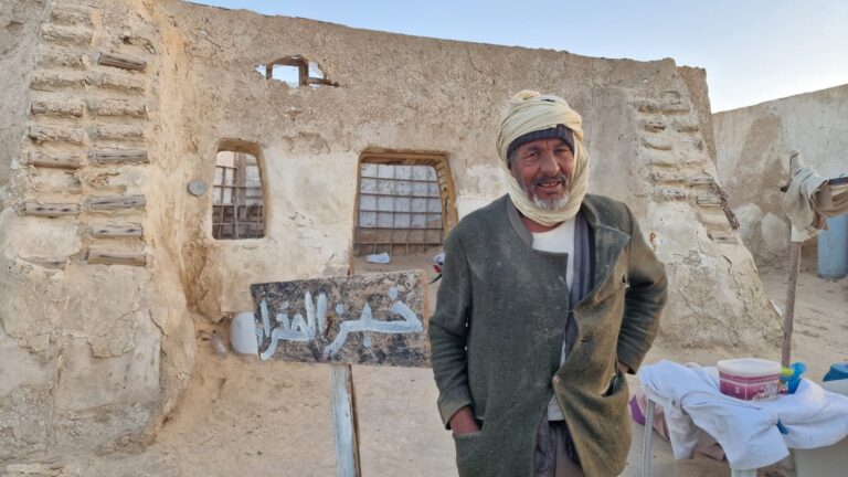 {début article} Circuit et Excursion Sahara : L'Expérience Inoubliable au Cœur du Sud Tunisien S'il y a bien une chose que nous avons apprise au fil de nos années d'exploration, c'est qu'un Voyage en Tunisie ne se résume pas à ses magnifiques plages méditerranéennes. Bien sûr, le littoral a son charme, mais la véritable âme du pays, son essence la plus brute et la plus envoûtante, se trouve un peu plus bas sur la carte. Nous parlons bien évidemment du grand sud. Imaginez un instant : une mer de sable doré qui s'étend à perte de vue, des oasis luxuriantes surgissant de nulle part, et un silence si profond qu'il en devient presqu'une mélodie. C'est exactement ce que nous vous proposons de découvrir à travers un Circuit et Excursion Sahara conçu pour vous couper le souffle. Aujourd'hui, nous allons plonger ensemble dans les détails de ce qui rend le Sud Tunisien si magique. Que vous soyez un aventurier en quête de frissons dans les dunes, un amoureux de la nature voulant explorer des canyons arides, ou simplement quelqu'un qui a besoin d'une vraie déconnexion loin du stress quotidien, vous êtes au bon endroit. Oubliez les itinéraires rigides et les bus bondés. Nous croyons fermement que la meilleure façon de vivre cette immensité, c'est d'opter pour une excursion prive. Prenez une grande inspiration, on vous emmène avec nous sous le soleil du Sud Tunisie. Pourquoi le Sud Tunisien est la destination ultime pour votre prochain voyage Il y a une magie indéniable quand on pose le pied pour la première fois dans le Sahara. Ce n'est pas juste un paysage ; c'est une expérience sensorielle complète. La chaleur du sable sous vos pieds, la brise légère qui sculpte les dunes en temps réel, et surtout, ce sentiment d'immensité qui vous remet instantanément à votre place dans l'univers. Le Sud Tunisien offre une diversité de paysages qui défie l'imagination. On passe en quelques heures des vastes étendues salées du Chott el-Djerid, étincelantes sous le soleil comme un lac de diamants, aux palmeraies verdoyantes de Tozeur, véritables havres de paix où l'eau source de vie irrigue des milliers de palmiers dattiers. Partir à la découverte de ces merveilles, c'est s'offrir une parenthèse hors du temps. C'est avoir la chance de croiser le chemin des nomades, de partager un thé à la menthe brûlant préparé sur les braises, et d'écouter les récits d'une culture millénaire qui a su s'adapter à l'un des environnements les plus hostiles et les plus beaux de la planète. Pour vraiment saisir cette diversité, nous vous invitons à jeter un œil à nos propositions détaillées et à explorer l'ensemble de nos circuits dans le désert. Vous y découvrirez comment nous avons méticuleusement pensé chaque étape pour maximiser votre émerveillement, tout en respectant l'écosystème fragile et les communautés locales. Nos départs facilités depuis toute la Tunisie L'une des plus grandes idées reçues sur le désert, c'est qu'il est difficile d'accès. Or, nous avons mis un point d'honneur à rendre le Sahara accessible à tous, peu importe où vous avez posé vos valises en arrivant dans le pays. Que vous soyez en train de profiter d'un séjour balnéaire ou de visiter le nord historique, le désert n'est qu'à quelques heures de route, et nous nous occupons de toute la logistique. Nous organisons votre prise en charge et votre départ depuis absolument partout. Vous séjournez dans la capitale ? Pas de problème, nos départs depuis Tunis sont réguliers et confortables. Vous vous prélassez sur les plages du Cap Bon ou du Sahel ? Nous venons vous chercher à Hammamet, Sousse, ou Monastir. Nous couvrons également les grandes villes du centre et du sud comme Sfax, Gabes, et l'île paradisiaque de Djerba. Même si vous êtes dans le nord lointain ou sur la pointe de la péninsule, nous organisons des départs depuis Bizerte, Kelibia, et Korba. L'idée est simple : vos vacances doivent être placées sous le signe de la détente absolue dès la première minute. Vous n'avez pas à vous soucier des horaires de bus ou de la location de voiture. Et si vous arrivez tout juste de l'étranger et que vous souhaitez filer directement vers le sud, nous avons tout prévu avec nos services de navette aéroport qui assurent une transition fluide et sans stress entre votre vol et le début de votre aventure saharienne. Le choix du confort et de l'authenticité : L'excursion privée Pourquoi insistons-nous tant sur l'excursion prive ? Parce que nous avons vu la différence sur le visage de nos voyageurs. Voyager en groupe de cinquante personnes avec un chronomètre à la main, où l'on vous donne "quinze minutes pour prendre la photo et remonter dans le car", ce n'est tout simplement pas notre vision d'un Voyage en Tunisie réussi. Le désert exige qu'on prenne son temps. En optant pour une formule privée, c'est vous qui donnez le tempo. Vous êtes fasciné par le travail d'un artisan local à Douz ? Nous prolongeons l'arrêt. Vous voulez escalader la plus haute dune de Ksar Ghilane au lever du soleil sans être bousculé ? C'est tout à fait possible. Votre guide et votre chauffeur (qui connaît les pistes sablonneuses comme sa poche) sont là exclusivement pour vous, votre famille ou votre groupe d'amis. Ils s'adaptent à vos envies, à votre rythme, et partagent avec vous leurs connaissances intimes de la région d'une manière beaucoup plus personnelle et conviviale. C'est cette flexibilité qui transforme une simple visite en un souvenir impérissable. Pour découvrir toutes les facettes de ces aventures à la carte, n'hésitez pas à parcourir nos offres d' excursions en Tunisie, pensées pour répondre aux attentes des voyageurs les plus exigeants. Des oasis de montagne aux dunes de sable fin : Un itinéraire contrasté Le Sud Tunisie est une terre de contrastes saisissants. Si les dunes de sable fin (le fameux Grand Erg Oriental) sont la carte postale la plus connue, ce n'est qu'une partie du tableau. Notre Circuit et Excursion Sahara vous emmène bien au-delà. Avez-vous déjà entendu parler des oasis de montagne de Chebika, Tamerza et Midès ? Imaginez des canyons rocheux sculptés par l'érosion au fil des millénaires, au fond desquels jaillissent des sources d'eau cristalline formant des cascades rafraîchissantes. Le contraste entre la roche aride, chauffée à blanc par le soleil, et la verdure éclatante des palmiers qui s'y accrochent est tout simplement spectaculaire. C'est le terrain de jeu idéal pour les amateurs de marche et de paysages dramatiques. Si cette perspective éveille l'aventurier qui sommeille en vous, nous vous recommandons vivement de regarder de plus près notre programme dédié à la randonnée en montagne et au Sahara. C'est une façon fantastique de lier l'effort physique à la contemplation méditative des grands espaces. Ensuite, il y a Matmata et ses célèbres habitations troglodytiques. Creusées à même le sol pour échapper à la rudesse du climat, ces maisons souterraines offrent un aperçu fascinant du mode de vie traditionnel berbère. Se promener dans ces paysages lunaires (qui ont d'ailleurs servi de décor à l'une des sagas de science-fiction les plus célèbres du cinéma) est une expérience déroutante et merveilleuse. De Tozeur la majestueuse avec son architecture unique en briques pleines, jusqu'à Douz, la véritable "Porte du Désert", chaque étape de votre circuit est une nouvelle page d'un livre captivant que nous lisons ensemble. Préparez votre voyage comme un pro avec nos astuces Partir dans le Sahara demande un tout petit peu de préparation, ne serait-ce que pour faire sa valise intelligemment. Le climat y est particulier : très chaud la journée, il peut devenir étonnamment frais une fois que le soleil disparaît derrière les dunes. La technique de l'oignon (s'habiller avec plusieurs couches de vêtements faciles à enlever et à remettre) est votre meilleure alliée. Pensez également à un bon chapeau, des lunettes de soleil efficaces et, bien sûr, une gourde d'eau réutilisable, car l'hydratation est primordiale. Nous aimons partager notre passion et nos connaissances du terrain avec vous bien avant votre arrivée. C'est pourquoi nous mettons régulièrement à jour nos carnets de voyage. Pour faire le plein de bons conseils, découvrir des anecdotes culturelles, ou savoir quelle est la meilleure saison pour admirer la floraison dans le désert, nous vous invitons à dévorer les articles de notre blog d'excursions en Tunisie. Vous y trouverez une mine d'informations rédigées par nos experts locaux pour vous aider à peaufiner votre projet et à vous immerger dans la culture tunisienne avant même de prendre l'avion. Un voyage d'exception accessible à votre budget On s'imagine souvent, à tort, qu'une prestation de grande qualité, surtout en format privatif, va forcément faire exploser le budget des vacances. Chez nous, nous mettons un point d'honneur à prouver le contraire. Nous travaillons en direct, sans intermédiaires superflus, ce qui nous permet de vous proposer des tarifs extrêmement compétitifs pour des prestations haut de gamme. Nous voulons que le désert reste accessible. Nous savons que chaque voyageur a des attentes différentes et un budget qui lui est propre. C'est pourquoi rien n'est figé. Vous souhaitez dormir à la belle étoile dans un campement basique pour vivre l'expérience nomade à 100% ? C'est faisable. Vous préférez le confort d'un campement de luxe avec de vrais lits et une tente caïdale spacieuse ? Nous l'organisons pour vous. Pour que nous puissions tailler cette aventure sur mesure et vous donner une estimation précise, la démarche est très simple : il vous suffit de nous demander un devis gratuit pour votre voyage dans le désert au sud de la Tunisie. Contactez-nous, expliquez-nous vos rêves d'évasion, et nous nous chargerons de les transformer en réalité à un prix qui vous donnera le sourire. La confiance se gagne : Lisez les retours de nos explorateurs Nous pourrions continuer à vous parler pendant des heures de la beauté des levers de soleil sur le Chott el-Jérid ou de l'hospitalité chaleureuse de nos équipes sur le terrain. Nous sommes passionnés par ce que nous faisons, et on espère que cela se ressent ! Mais nous savons très bien que dans l'univers du voyage, la meilleure garantie de qualité ne vient pas de nous, mais de vous, les voyageurs. C'est votre satisfaction qui valide notre travail acharné. C'est pourquoi nous jouons la carte de la transparence totale. Avant de nous confier l'organisation de vos précieuses vacances, nous vous encourageons vivement à aller voir ce que disent ceux qui ont déjà foulé le sable du Sahara en notre compagnie. Leurs histoires, leurs anecdotes, et leurs recommandations valent tout l'or du monde. Prenez un moment pour parcourir les avis clients sur Tripadvisor pour le Sud Tunisie. Vous y découvrirez des témoignages authentiques qui vous donneront un aperçu réel du niveau de service, de la passion de nos guides, et de la magie des lieux que nous visitons. En résumé, le Sud Tunisien n'attend plus que vous. Laissez derrière vous le tumulte des grandes villes et la monotonie du quotidien. Embarquez avec nous pour un Circuit et Excursion Sahara qui restera gravé dans votre mémoire. De la planification de votre excursion prive jusqu'au moment où nous vous ramènerons, des étoiles plein les yeux, vers Tunis, Hammamet, Djerba ou n'importe quelle autre ville de départ, nous sommes à vos côtés. Le désert est une aventure qui se vit de l'intérieur, et nous avons hâte de la partager avec vous. À très bientôt sur les pistes ensablées de la Tunisie !