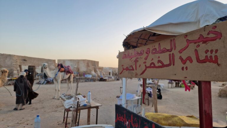 Bienvenue dans un voyage où le temps semble s'être arrêté, là où le sable doré embrasse l'azur du ciel et où chaque oasis cache un secret millénaire. Si vous lisez ces lignes, c'est que vous ne cherchez pas un simple voyage organisé dans un bus bondé. Vous cherchez l'authenticité, le silence du Sahara, l'odeur du jasmin à l'aube et la chaleur d'un thé partagé avec les nomades. Chez SudTunisie.com, nous avons compris que la véritable richesse d'un circuit en Tunisie réside dans l'exclusivité et la personnalisation. Nous vous proposons de découvrir la Tunisie autrement, loin des sentiers battus, à travers des excursions privées conçues pour répondre à vos moindres désirs. Que vous soyez un passionné d'histoire, un amoureux de la nature sauvage ou simplement en quête d'une déconnexion totale, nous sommes là pour transformer votre rêve en réalité. De la médina de Tunis aux dunes géantes du Grand Erg Oriental, nous vous emmenons là où les autres ne vont pas. Pourquoi choisir un circuit dans le désert tunisien avec nous ? Le Sud de la Tunisie n'est pas qu'une destination, c'est une expérience sensorielle. Imagineriez-vous parcourir ces étendues infinies sans un guide qui connaît chaque dune par son nom ? Nous pensons que le luxe, c'est la liberté. C'est pourquoi nos circuits désert sont entièrement flexibles. Imaginez-vous au volant d'un 4x4 confortable, ou mieux encore, confortablement installé pendant que l'un de nos chauffeurs experts navigue sur le sable. Le Grand Sud ne pardonne pas l'improvisation, mais avec notre expertise, il devient votre terrain de jeu. Nous privilégions les petits groupes et les familles pour garantir une immersion totale. Vous voulez passer une nuit supplémentaire sous les étoiles dans un campement bédouin ? Aucun souci. Vous préférez explorer les décors de Star Wars à votre rythme sans être pressé par un horaire de groupe ? C'est vous qui décidez. La force de nos services réside aussi dans notre logistique. Dès votre arrivée, nous nous occupons de tout. Pour un début de séjour sans stress, profitez de notre service navette aéroport disponible partout en Tunisie. Que vous atterrissiez à Tunis-Carthage, Monastir ou Djerba, nous vous accueillons avec le sourire pour vous conduire vers votre aventure. Les pépites de la Tunisie : De l'histoire romaine aux montagnes du Sahara La Tunisie est un carrefour de civilisations. On ne peut pas parler de circuit privé sans mentionner la diversité incroyable des paysages. Si le désert est le cœur de notre activité, nous aimons aussi vous faire prendre de la hauteur. Pour les plus sportifs et les amoureux de panoramas époustouflants, la randonnée montagne et Sahara est un incontournable. Imaginez les montagnes de l'Atlas qui viennent mourir dans les premières dunes. Les villages berbères perchés comme Chenini ou Douiret offrent des vues à couper le souffle et une plongée directe dans l'histoire de la résistance tunisienne et du mode de vie troglodytique. C'est ici, entre les ksar (greniers fortifiés) et les canyons, que l'on ressent la véritable âme du pays. Nos excursions en Tunisie ne se limitent pas au sable. Nous couvrons l'ensemble du territoire pour vous offrir une vision globale : Tunis et Carthage : Pour une immersion dans l'histoire antique. Hammamet et Nabeul : Pour le charme des côtes et l'artisanat. Sousse et Monastir : Pour les forteresses médiévales et les ports de plaisance. Djerba l'île des rêves : Point de départ idéal pour vos escapades vers le sud profond. Peu importe votre point de départ, que vous soyez à Tunis, Hammamet, Sousse, Monastir, Sfax, Djerba, Gabès, Bizerte, Kélibia ou Korba, nous organisons votre départ directement depuis votre lieu de résidence. Nous venons à vous pour vous emmener vers l'exceptionnel. Une immersion culturelle unique : Plus qu'une simple visite Partir avec SudTunisie.com, c'est choisir l'humain. Nous ne nous contentons pas de vous montrer des monuments ; nous vous présentons des gens. Nos guides sont des locaux fiers de leur patrimoine, impatients de partager avec vous une anecdote sur les tournages de films à Matmata ou le secret de la fabrication d'un tapis traditionnel à Kairouan. Chaque excursion en Tunisie que nous concevons a pour but de vous faire vivre des moments forts. Vous apprendrez à faire le pain dans le sable, à reconnaître les constellations dans un ciel dépourvu de toute pollution lumineuse, et à apprécier le rythme lent de la vie saharienne. C'est cette qualité de service et cette authenticité qui font notre renommée. D'ailleurs, n'hésitez pas à consulter les avis de nos clients sur TripAdvisor pour voir comment d'autres voyageurs ont vécu leur expérience avec nous. Nous croyons que le partage d'informations est essentiel. C'est pourquoi nous tenons à jour un blog excursions Tunisie riche en conseils, récits de voyage et astuces pratiques pour préparer votre valise ou choisir la meilleure saison pour partir. Un voyageur bien informé est un voyageur qui profite deux fois plus ! Le désert, un terrain d'émotions pour tous Le Sahara n'est pas réservé qu'aux aventuriers solitaires. C'est une destination magique pour les familles. Voir les yeux d'un enfant s'illuminer lors d'une balade à dos de dromadaire ou en découvrant les mirages sur le Chott el-Jérid est un cadeau inestimable. Nos circuits privés sont adaptés au rythme des enfants, avec des pauses régulières et des activités ludiques. Pour les couples, le désert offre un cadre romantique inégalé. Un dîner aux chandelles au milieu des dunes, loin du bruit du monde, reste un souvenir gravé à jamais. Nous mettons un point d'honneur à sélectionner des hébergements de charme, des maisons d'hôtes authentiques aux campements de luxe (glamping) pour que votre confort soit toujours au rendez-vous, même au milieu de nulle part. Si vous vous demandez combien coûte une telle aventure, sachez que nous travaillons avec tous les budgets sans jamais sacrifier la qualité. Pour obtenir une proposition personnalisée et chiffrée, vous pouvez demander un devis gratuit ou nous contacter directement. Nous nous ferons un plaisir de construire avec vous l'itinéraire de vos rêves, en tenant compte de vos envies spécifiques et de la durée de votre séjour. La logistique et la sécurité : Nos priorités absolues Voyager dans le sud tunisien nécessite une organisation sans faille. Nous gérons tous les aspects logistiques pour que vous n'ayez qu'à vous concentrer sur la beauté des paysages. Nos véhicules sont récents, climatisés et parfaitement entretenus pour affronter les pistes sahariennes. Nos chauffeurs sont formés à la conduite dans le sable et connaissent les itinéraires les plus sécurisés. La sécurité, c'est aussi la tranquillité d'esprit. En choisissant un circuit privé avec SudTunisie.com, vous bénéficiez d'une assistance 24h/24. Nous sommes vos interlocuteurs privilégiés sur place. Pas de plateforme téléphonique impersonnelle, mais une équipe dévouée qui connaît votre dossier sur le bout des doigts. Que vous souhaitiez explorer les oasis de montagne de Chebika et Tamerza, vous perdre (symboliquement !) dans les dunes de Ksar Ghilane pour vous baigner dans sa source d'eau chaude, ou découvrir le patrimoine millénaire de la Tunisie, nous sommes votre partenaire de confiance. En résumé, pourquoi choisir SudTunisie.com pour votre prochain voyage ? Expertise Locale : Nous vivons ici, nous aimons cette terre et nous la connaissons mieux que quiconque. Flexibilité Totale : Votre circuit est unique, tout comme vous. On s'adapte à vos horaires et vos envies. Confort et Sécurité : Des véhicules de qualité et des guides expérimentés pour une sérénité totale. Départ de Partout : Nous couvrons toute la Tunisie, de Bizerte à Djerba, en passant par Hammamet et Sousse. Transparence : Pas de frais cachés, un service de qualité et un accompagnement humain. La Tunisie vous attend avec ses bras ouverts et son soleil généreux. Ne vous contentez pas de voir la Tunisie, vivez-la. Entre mer et désert, entre tradition et modernité, votre voyage commence ici, avec nous. N'attendez plus pour transformer vos vacances en une épopée inoubliable. Le désert a cette capacité unique de nous remettre à notre place tout en nous grandissant. C'est un miroir de l'âme, un lieu de paix et de découverte de soi. Nous sommes impatients de partager ces moments avec vous et de vous montrer pourquoi nous sommes les leaders des circuits et excursions privés en Tunisie. Prêt pour le grand départ ? Contactez-nous dès aujourd'hui pour votre devis voyage désert et laissez la magie opérer. À très bientôt sous le soleil tunisien