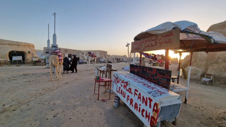 {début article} Circuit et Excursion Sahara : Votre Voyage Privé Inoubliable dans le Sud Tunisien Avez-vous déjà ressenti cet appel irrésistible des grands espaces, cette envie de tout débrancher pour vous retrouver face à l'immensité ? Si vous lisez ces lignes, c'est que l'idée d'un voyage en Tunisie différent, loin des sentiers battus, commence sérieusement à vous trotter dans la tête. Et honnêtement, vous avez bien raison. Le Sud Tunisien n'est pas juste une destination de vacances, c'est une véritable claque visuelle, une expérience sensorielle qui vous marque à vie. Imaginez un instant : le silence absolu des dunes, la chaleur réconfortante du soleil sur votre peau, et des paysages à couper le souffle qui s'étendent à perte de vue. Nous savons que planifier le voyage parfait peut parfois s'apparenter à un vrai casse-tête. C'est exactement pour cela que nous sommes là. Notre mission ? Transformer votre rêve d'évasion en une réalité palpable grâce à un circuit et excursion Sahara taillé sur mesure. Et la bonne nouvelle, c'est que nous venons vous chercher là où vous êtes. Que vous soyez en train de siroter un café à Tunis, de profiter de la plage à Hammamet, Sousse ou Monastir, ou que vous résidiez à Sfax, Djerba, Gabès, Bizerte, Kélibia ou Korba, nos départs sont pensés pour s'adapter à votre localisation. Fini le stress de la logistique, nous gérons tout de A à Z pour que votre excursion privée commence dès le pas de votre porte. Pourquoi le Sud Tunisien est la Destination Ultime pour une Excursion Privée Le Sud Tunisie est une terre de contrastes saisissants. D'un côté, vous avez les immenses étendues de sel étincelant du Chott el Djerid, qui créent des mirages fascinants sous le soleil de midi. De l'autre, vous trouvez des oasis verdoyantes comme Tozeur ou Nefta, où des centaines de milliers de palmiers dattiers surgissent comme par magie au milieu du désert. Mais ce qui fait vraiment la magie d'un voyage en Tunisie axé sur le sud, c'est le Grand Erg Oriental. C'est là que le vrai désert de sable commence, avec ses vagues dorées et ocre qui changent de couleur au gré de la lumière du jour. Opter pour une excursion privée, c'est faire le choix de l'authenticité et de la liberté. Vous n'êtes pas coincé dans un bus bondé à suivre un guide qui récite son texte au chronomètre. Non, ici, nous prenons le temps. Vous voulez vous arrêter pour photographier un troupeau de dromadaires sauvages ? Pas de problème. Vous souhaitez discuter avec un artisan local dans la médina de Tozeur ou prolonger votre pause thé à la menthe sous une tente berbère ? C'est vous qui donnez le tempo. Nous mettons un point d'honneur à vous faire découvrir les trésors cachés de la région, ceux qui ne figurent pas toujours dans les guides touristiques traditionnels. Pour vous donner une idée précise de ce que nous pouvons vous offrir, je vous invite à jeter un œil à nos propositions détaillées et à découvrir comment nous structurons nos aventures. N'hésitez pas à explorer en profondeur nos offres de circuits dans le désert pour trouver l'inspiration. Vous y verrez que chaque itinéraire est pensé pour maximiser votre immersion tout en garantissant un confort optimal. Immersion Totale : Randonnée, Montagne et Nuits Étoilées au Sahara Si vous êtes du genre à avoir la bougeotte et que l'idée de rester assis dans un 4x4 toute la journée ne vous emballe qu'à moitié, rassurez-vous, nous avons exactement ce qu'il vous faut. Le Sud Tunisien est un terrain de jeu exceptionnel pour les amateurs de marche et d'aventure douce. Les montagnes du Dahar, par exemple, offrent des paysages lunaires et des canyons profonds qui n'ont rien à envier aux décors de films hollywoodiens (et d'ailleurs, ce n'est pas pour rien que George Lucas y a posé ses caméras pour Star Wars !). Faire de la marche dans ces décors, c'est se reconnecter à l'essentiel. Nous organisons des randonnées adaptées à votre niveau physique. Vous pourrez explorer des villages troglodytes abandonnés, comme Chenini ou Douiret, perchés sur des crêtes rocheuses, où le temps semble s'être arrêté il y a des siècles. Ensuite, la transition vers le sable se fait en douceur. Rien ne vaut une méharée (une balade à dos de dromadaire) au coucher du soleil pour rejoindre votre campement. Et parlons-en, du campement ! Passer la nuit dans le Sahara est une expérience qui bouleverse. Loin de toute pollution lumineuse, le ciel se transforme en un dôme noir parsemé de millions d'étoiles scintillantes. Autour du feu de camp, après un délicieux repas traditionnel préparé sous la braise (le fameux pain de sable), le silence du désert s'installe. C'est un silence si pur qu'on a presque l'impression de l'entendre. Pour les âmes d'explorateurs qui veulent combiner le relief rocailleux et les dunes infinies, nous avons conçu des parcours spécifiques. Découvrez comment nous marions ces deux mondes à travers nos offres de randonnée entre montagne et Sahara. Une Logistique Zéro Stress : Navettes et Départs de Toutes les Villes On le sait, l'une des plus grandes angoisses quand on prépare un voyage itinérant, c'est la logistique. "Comment on va de l'aéroport à l'hôtel ?", "Qui vient nous chercher ?", "Est-ce qu'on doit louer une voiture ?". Stop. Respirez un grand coup, on s'occupe de tout. Que votre vol atterrisse à l'aéroport de Tunis-Carthage, d'Enfidha, de Monastir ou de Djerba-Zarzis, notre équipe est là pour vous accueillir avec le sourire. Nous avons mis en place un maillage complet pour vous garantir un transfert fluide, sûr et confortable. Nos véhicules, parfaitement entretenus et climatisés (un détail crucial quand on file vers le sud !), sont conduits par des chauffeurs professionnels qui connaissent les routes tunisiennes comme leur poche. Comme mentionné plus haut, peu importe votre point de départ initial en Tunisie — que vous ayez passé quelques jours à flâner dans les ruelles bleues et blanches de Sidi Bou Saïd près de Tunis, que vous soyez dans un resort à Hammamet, Sousse, ou Monastir, ou même que vous partiez de Sfax, Djerba, Gabès, Bizerte, Kélibia ou Korba — nous organisons votre prise en charge directe. Ce service de transport dédié est le premier maillon de votre excursion privée. Dès que vous montez à bord, vos vacances commencent réellement. Plus besoin de regarder le GPS ni de vous inquiéter du trafic. Laissez-vous simplement porter tout en observant le paysage changer progressivement, passant du vert méditerranéen aux teintes ocres et dorées du sud. Pour tout savoir sur la façon dont nous facilitons vos déplacements dès votre arrivée, consultez nos options de services de navette aéroport. Au-delà du Sable : Des Excursions en Tunisie Riches en Culture Un voyage en Tunisie ne se limite pas à ses magnifiques plages ou à ses dunes grandioses. Le pays possède une profondeur historique et culturelle fascinante, particulièrement concentrée dans la partie sud. C'est pourquoi nous tenons à ce que nos circuits intègrent une véritable dimension humaine et patrimoniale. Nous ne vous emmenons pas seulement voir des paysages ; nous vous emmenons à la rencontre d'un mode de vie, d'une histoire millénaire. Prenez par exemple les oasis de montagne de Chebika, Tamerza et Midès. Ces petits paradis terrestres, nichés au creux de montagnes arides près de la frontière algérienne, vous offrent des cascades d'eau fraîche jaillissant de la roche, un contraste absolument saisissant avec la rudesse du climat environnant. Nous vous guiderons à travers les anciens villages abandonnés suite aux inondations de 1969, vous racontant l'histoire de ces communautés résilientes. Ensuite, cap vers Matmata, célèbre dans le monde entier pour ses habitations creusées à même le sol. L'architecture troglodytique n'est pas seulement pittoresque ; c'est une merveille d'ingéniosité humaine conçue pour échapper aux chaleurs extrêmes de l'été et au froid piquant de l'hiver saharien. Nous avons la chance de collaborer avec des familles locales qui nous ouvrent leurs portes pour partager un thé ou un repas, vous offrant ainsi un aperçu authentique de leur quotidien. Ce sont ces petits moments de partage qui transforment une simple visite en un souvenir impérissable. Pour élargir vos horizons et voir tout ce que nous pouvons organiser pour vous, je vous conseille vivement d'explorer toutes nos possibilités d'excursions en Tunisie. Planifiez, Inspirez-vous et Sautez le Pas ! On y est. L'envie est là, les images du désert commencent à tourner en boucle dans votre tête. Mais avant de boucler vos valises, il y a toujours cette petite phase de préparation qui nécessite de bons conseils. Que faut-il emporter pour une nuit en bivouac ? Quelle est la meilleure saison pour visiter Tozeur ou Tataouine ? (Spoiler : le printemps et l'automne sont idéaux pour éviter les canicules estivales, mais l'hiver a aussi son charme unique avec des journées douces et des nuits fraîches). Comment bien se protéger du soleil tout en restant à l'aise pour crapahuter dans les oasis ? Parce que nous sommes passionnés par notre région et que nous voulons que vous soyez parfaitement équipés (et informés !) avant le jour J, nous partageons régulièrement nos meilleures astuces, nos carnets de route et nos coups de cœur. La préparation fait déjà partie intégrante du voyage ! Allez donc puiser l'inspiration et récolter une foule d'informations pratiques en parcourant notre blog dédié aux excursions en Tunisie. Vous y trouverez des articles fouillés qui répondront à des questions que vous ne vous étiez même pas encore posées. La confiance est primordiale quand on confie ses vacances à une agence. On a beau vous dire que nous sommes les meilleurs, la parole de ceux qui ont déjà voyagé avec nous a mille fois plus de valeur. La satisfaction de nos voyageurs est notre plus belle récompense et le moteur qui nous pousse à nous améliorer chaque jour. Nous sommes fiers des sourires que nous suscitons et des souvenirs que nous aidons à forger. Ne nous croyez pas sur parole, allez plutôt lire les retours d'expérience authentiques de nos clients ; leurs mots parlent d'eux-mêmes. Jetez un œil en toute transparence à nos avis clients sur Tripadvisor. Alors, qu'attendez-vous ? La magie du Sud Tunisien est à portée de main. Que vous souhaitiez un trekking sportif dans les dunes, une retraite spirituelle dans le silence du désert, ou une découverte culturelle en famille à travers les ksour et les palmeraies, nous avons la formule qui vous correspond. Chaque Circuit et Excursion Sahara que nous concevons est une œuvre sur mesure. Il est temps de passer de l'idée à l'action. Parlez-nous de vos envies, de vos contraintes de dates, du nombre de personnes qui vous accompagnent, et de la ville d'où vous souhaitez partir (rappelez-vous : Tunis, Hammamet, Sousse, Monastir, Sfax, Djerba, Gabès, Bizerte, Kélibia ou Korba, nous couvrons tout le territoire). Notre équipe se fera un plaisir d'étudier votre demande avec la plus grande attention pour vous concocter le programme parfait. N'hésitez plus une seule seconde et demandez dès maintenant votre devis gratuit pour votre voyage dans le désert tunisien. Préparez-vous à vivre l'aventure de votre vie. Le Sahara vous appelle, et nous sommes prêts à vous y emmener.