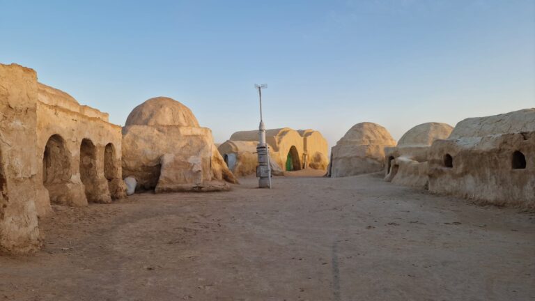 Imaginez un instant le silence absolu, une mer de sable doré qui s'étend à perte de vue sous un ciel d'un bleu éclatant, et la douce brise chaude qui caresse votre visage. On ne va pas se mentir, le désert a ce petit quelque chose de magique qui transforme n'importe quel voyage en une expérience inoubliable. Si vous cherchez à fuir le quotidien, à vous déconnecter du stress et à vivre une aventure authentique, alors un Circuit et Excursion Sahara est exactement ce qu'il vous faut. Chez nous, nous avons une véritable passion pour cette région fascinante. Le Sud Tunisien n'est pas juste une destination sur une carte, c'est une terre de contrastes, d'histoire et de traditions millénaires. Oubliez les bus bondés et les itinéraires rigides où vous courez d'un point à un autre avec une montre à la main. Nous vous proposons de découvrir le vrai Sud Tunisie à votre rythme, à travers un Voyage en Tunisie conçu sur mesure. Que vous soyez un aventurier dans l'âme, un amoureux de la nature ou simplement à la recherche de tranquillité, une excursion prive dans le Sahara changera à jamais votre vision du voyage. Pourquoi le Sud Tunisien est la destination ultime pour se ressourcer Il y a une raison pour laquelle les réalisateurs du monde entier choisissent nos paysages pour tourner des chefs-d'œuvre du cinéma. Le sud du pays est d'une beauté brute et spectaculaire. Dès que vous dépassez les oliveraies du centre et que vous vous enfoncez vers le sud, le décor change drastiquement. Vous passez des immenses lacs salés scintillants du Chott el Djerid, où les mirages jouent avec votre perception, aux oasis verdoyantes de Tozeur et Nefta, véritables paradis terrestres irrigués par des sources chaudes. Mais ce qui rend le Sud Tunisien si spécial, c'est l'accueil de ses habitants. Les nomades et les bédouins du désert ont un sens de l'hospitalité qui réchauffe le cœur. S'asseoir autour d'un feu de camp, partager un thé à la menthe fumant préparé sur la braise, et écouter les histoires des anciens sous une voûte étoilée dépourvue de toute pollution lumineuse... c'est là que la véritable magie opère. C'est ce genre d'authenticité que nous voulons vous faire vivre lors de votre Voyage en Tunisie. Des départs depuis toute la Tunisie : On vient vous chercher là où vous êtes L'un des plus grands freins quand on planifie un voyage dans le désert, c'est souvent la logistique. "Comment on s'y rend ?", "Est-ce que c'est loin ?". Ne vous en faites pas pour ça, nous avons pensé à tout. Que vous soyez en train de bronzer sur les plages du nord ou que vous séjourniez dans un grand complexe hôtelier sur la côte est, le Sahara est plus accessible que vous ne le pensez. Nous organisons votre prise en charge directe pour votre excursion prive. Nous proposons des départs quotidiens depuis toutes les grandes villes et stations balnéaires. Que votre point de départ soit Tunis, Hammamet, Sousse, Monastir, Sfax, Djerba, Gabes, Bizert, Kelibia ou encore Korba, nos chauffeurs expérimentés viennent vous récupérer à la porte de votre hôtel ou de votre domicile. Pour ceux qui arrivent directement par avion et qui veulent plonger tête la première dans l'aventure saharienne sans perdre une minute, nous avons mis en place des services de navette aéroport fluides et confortables. On s'occupe de la route, vous n'avez plus qu'à admirer le paysage qui se transforme au fil des kilomètres. Immersion totale : Nos circuits dans le désert Entrons dans le vif du sujet. Qu'est-ce qu'on fait concrètement une fois sur place ? Eh bien, nous avons conçu des itinéraires qui sortent des sentiers battus pour vous faire vivre le désert de l'intérieur. Nos circuits dans le désert sont pensés pour s'adapter à vos envies, que vous ayez un week-end devant vous ou une semaine entière à consacrer à l'exploration. Imaginez monter à bord d'un 4x4 robuste, le seul véhicule capable de dompter les dunes géantes du Grand Erg Oriental. Votre chauffeur, un enfant de la région qui connaît les pistes les yeux fermés, vous emmène "surfer" sur le sable. L'adrénaline est au rendez-vous, mais toujours en toute sécurité. Ensuite, pour ralentir le rythme, rien ne vaut une méharée à dos de dromadaire au moment où le soleil commence à se coucher. Les couleurs du ciel passent de l'or au rose, puis au violet flamboyant. C'est le moment de sortir les appareils photo, mais surtout de prendre une grande inspiration et de profiter du moment présent. Vous passerez la nuit dans un campement aménagé en plein cœur du Sahara, avec le confort nécessaire tout en gardant l'esprit bivouac authentique. C'est la promesse d'un Circuit et Excursion Sahara mémorable. L'appel de la nature : Randonnées entre montagnes et dunes Le désert, ce n'est pas que du sable. C'est une idée reçue très courante ! Le Sud Tunisie offre également des paysages rocailleux, des canyons profonds et des montagnes arides qui raviront les amateurs de marche et de nature sauvage. Les villages berbères perchés comme Chenini ou Douiret, avec leurs habitations creusées à même la roche, sont des prouesses architecturales qui témoignent de l'ingéniosité humaine face à un environnement extrême. Pour les voyageurs qui ont besoin de se dégourdir les jambes et qui aiment le contact direct avec la terre, nous proposons des expériences uniques de randonnées entre montagne et Sahara. Accompagnés par des guides locaux passionnés, vous marcherez à travers les gorges de Selja ou explorerez les oasis de montagne comme Chebika et Tamerza, où des cascades d'eau fraîche jaillissent miraculeusement au milieu de nulle part. C'est un contraste saisissant et une expérience physique et spirituelle intense. Le privilège d'une excursion privée : Liberté et flexibilité Pourquoi insiste-t-on autant sur le format excursion prive ? Tout simplement parce que c'est la seule façon de vraiment ressentir l'âme d'un lieu. Dans un bus de cinquante personnes, vous êtes contraint par le temps. Si vous avez envie de rester une heure de plus à contempler l'oasis de Ksar Ghilane ou si vous voulez vous arrêter sur le bas-côté de la route parce que vous avez aperçu un troupeau de chameaux sauvages, vous ne pouvez pas. Avec notre approche de l'excursion en Tunisie, c'est vous qui donnez le tempo. Vous voyagez avec vos proches, votre famille, vos amis ou en couple, et le guide est là exclusivement pour vous. Il répond à vos questions, adapte le trajet si la météo l'exige, et partage avec vous ses coins secrets qu'aucun tour-opérateur classique ne visite. C'est cette flexibilité qui transforme de simples vacances en un voyage dont vous parlerez encore dans dix ans. Préparez sereinement votre expédition saharienne On sait que partir dans le désert peut soulever pas mal de questions. Comment s'habiller ? Fait-il froid la nuit ? Que faut-il mettre dans sa valise ? Bien que nous soyons là pour vous accompagner de A à Z, nous adorons partager nos conseils et nos petites astuces d'experts. Le climat du désert est particulier : très chaud en journée pendant l'été, et étonnamment frais une fois la nuit tombée, surtout en hiver. Pour vous aider à préparer votre sac à dos, à comprendre la culture locale et à découvrir des anecdotes fascinantes sur les régions que vous allez traverser, nous mettons régulièrement à jour notre blog d'excursions en Tunisie. N'hésitez pas à y faire un tour avant votre départ, c'est une mine d'or d'informations pratiques pour ne rien laisser au hasard. On y parle de la meilleure saison pour voir fleurir les amandiers, de la façon dont le pain cuit sous le sable (la fameuse Mella), ou encore des lieux de tournage de la célèbre saga intergalactique que vous connaissez sûrement. Parlons de votre projet : Obtenez un devis sur mesure Chaque voyageur est unique, et chaque voyage devrait l'être tout autant. Nous ne faisons pas de "copier-coller". Que vous ayez un budget serré pour un court séjour ou que vous souhaitiez une expérience de luxe avec glamping haut de gamme au milieu des dunes, nous savons nous adapter. Le plus simple pour commencer à rêver, c'est d'en discuter ensemble. Dites-nous ce que vous avez en tête, depuis quelle ville vous souhaitez partir (Tunis, Hammamet, Djerba ou ailleurs), combien de temps vous avez, et ce qui vous fait vibrer. Vous pouvez facilement demander un devis gratuit pour votre voyage dans le désert en quelques clics. C'est sans engagement, et ça nous permettra de vous concocter un itinéraire parfaitement aligné avec vos attentes et votre budget. Ceux qui en parlent le mieux, ce sont nos voyageurs On pourrait passer des heures à vous vanter la beauté de nos circuits et le professionnalisme de nos chauffeurs et guides. Mais on sait bien que de nos jours, la meilleure garantie, c'est l'expérience de ceux qui ont déjà sauté le pas. Nous sommes extrêmement fiers de la communauté de voyageurs que nous avons construite au fil des années. Leurs sourires à la fin d'un séjour, leurs étoiles dans les yeux en nous quittant, ce sont nos plus belles récompenses. La confiance se mérite, et nous travaillons dur chaque jour pour l'honorer. Si vous voulez vous faire une idée de l'ambiance et de la qualité de nos services, on vous invite chaleureusement à découvrir les avis de nos clients sur TripAdvisor. Leurs récits d'aventures sont la preuve vivante qu'un Voyage en Tunisie bien organisé peut dépasser toutes vos espérances. En conclusion, le Sud Tunisien vous tend les bras. Que vous veniez chercher le frisson des grands espaces, la chaleur des rencontres humaines ou la sérénité des couchers de soleil silencieux, le Sahara a forcément quelque chose à vous offrir. Avec notre expertise et notre amour pour cette région, nous mettons un point d'honneur à faire de votre Circuit et Excursion Sahara le plus beau voyage de votre vie. Préparez vos bagages, l'aventure vous attend juste au-delà des dunes.